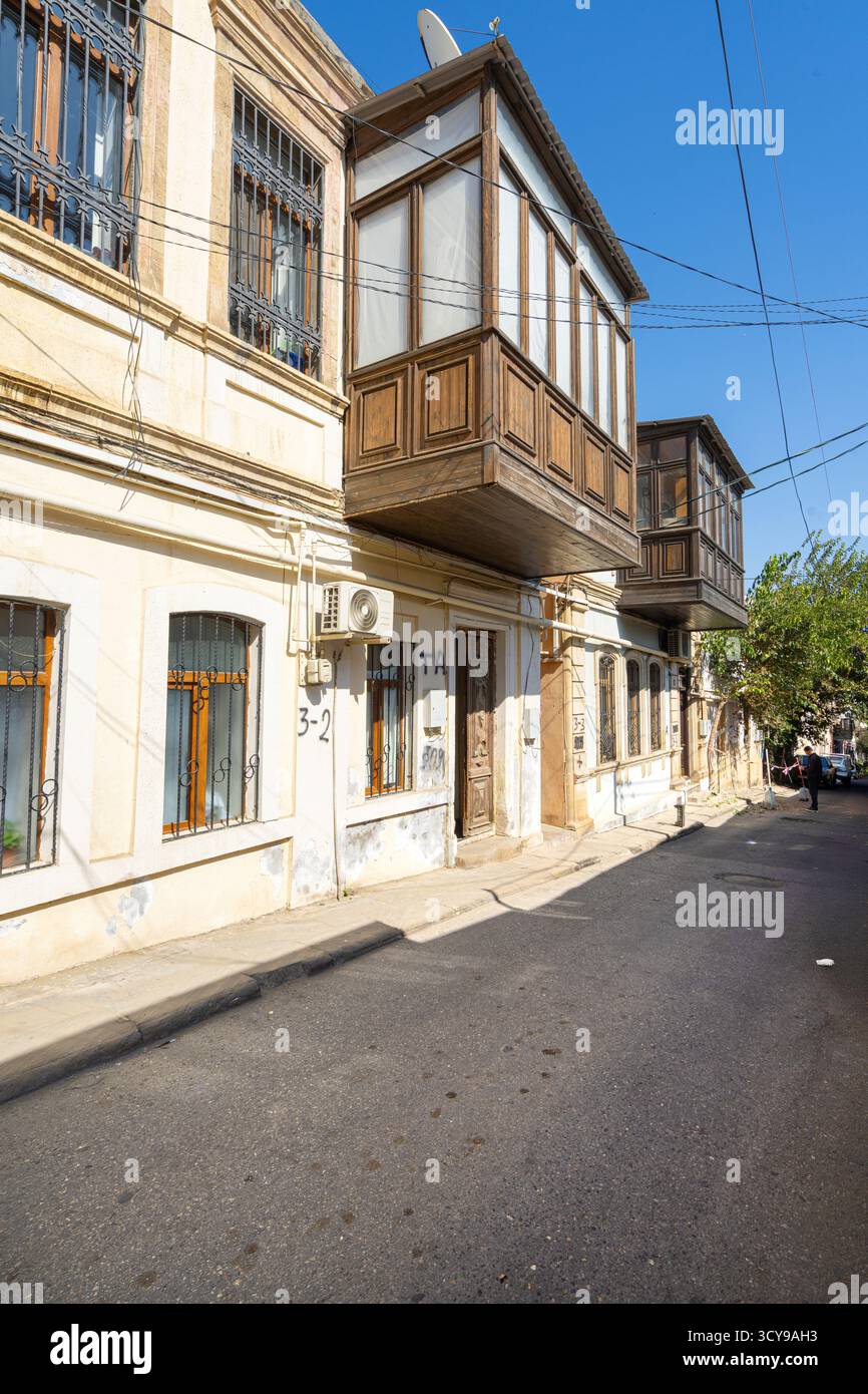 Baku, Azerbaigian. 10 ottobre 2025. vista di un tradizionale balcone in legno di una casa nel centro della città vecchia Foto Stock