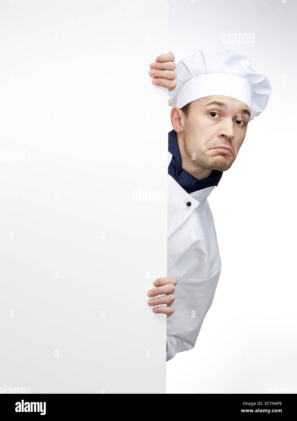 Lo chef mostra cartellone in uniforme isolato su sfondo bianco Foto Stock