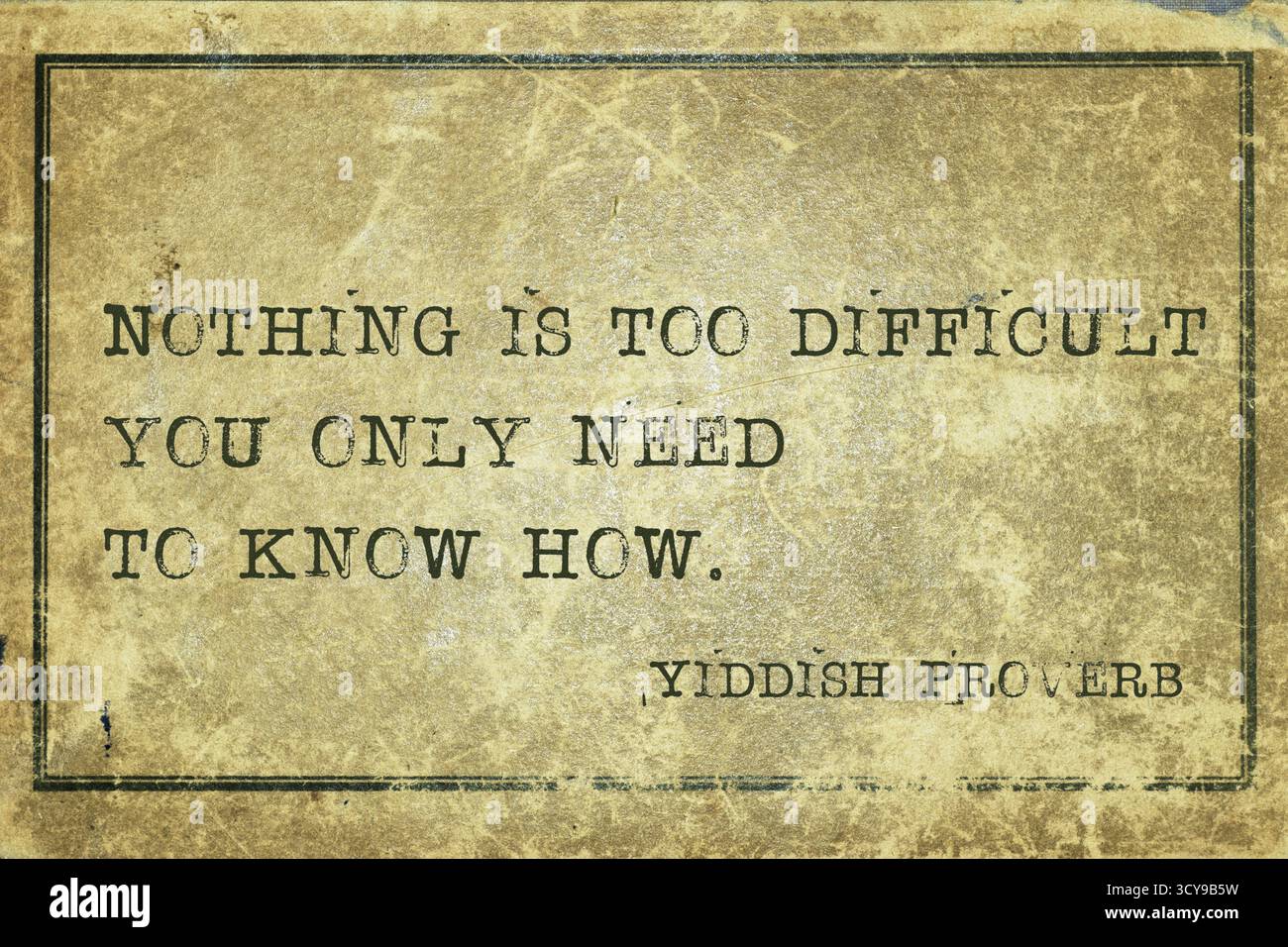 Niente è troppo difficile hai solo bisogno di sapere come - antico proverbio Yiddish stampato su grunge cartone vintage Foto Stock