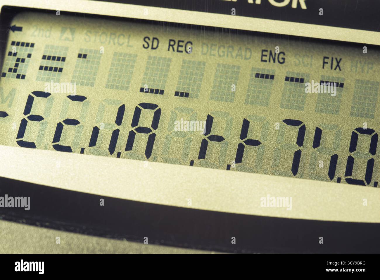 Schermata della calcolatrice digitale con diversi simboli errati Foto Stock