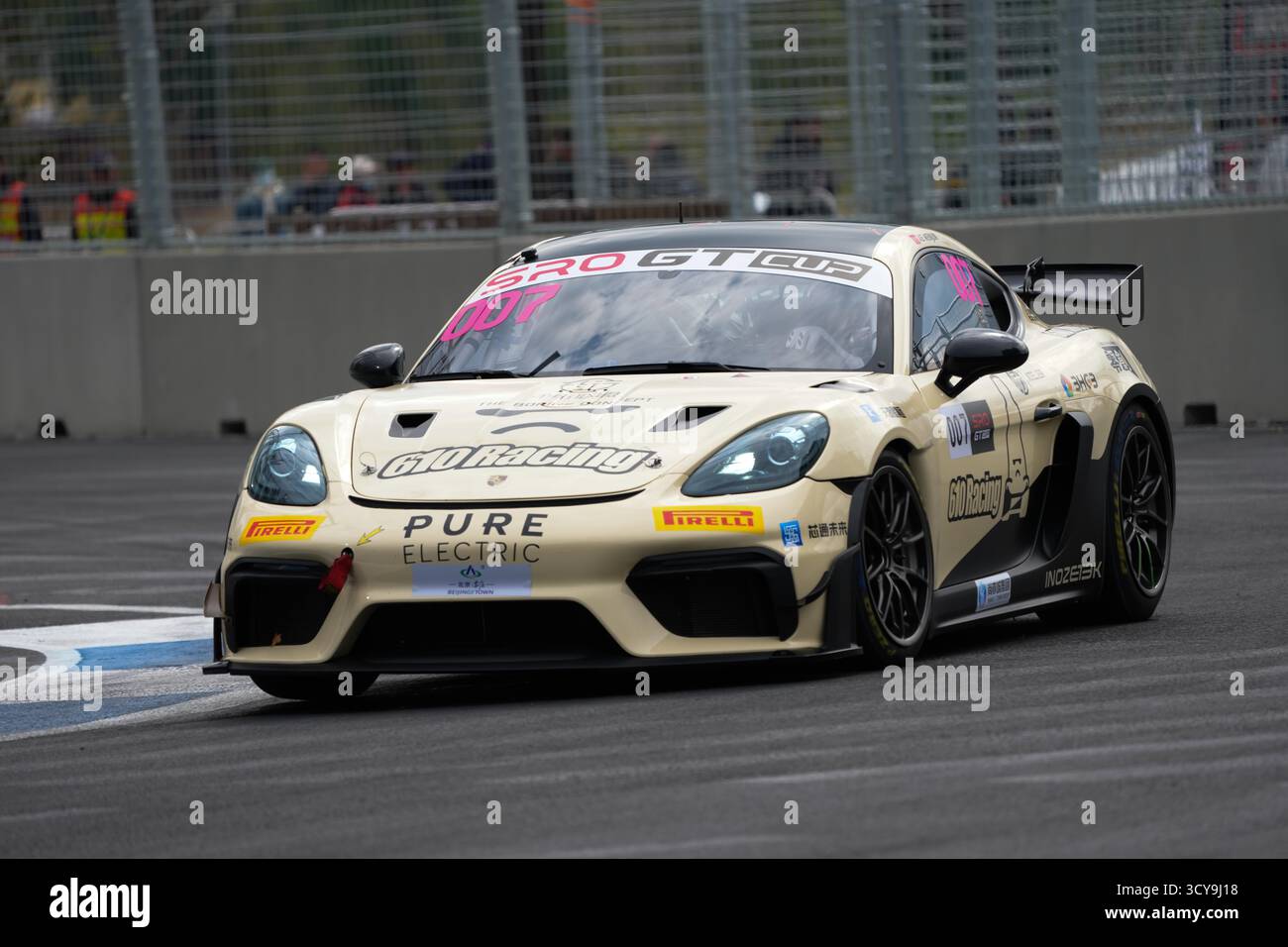 Pechino, Cina. 18 ottobre 2025. Il pilota cinese 610 Racing Xie Wenjun gareggia durante la sessione di pre-qualifica della SRO GT Cup al Beijing Street Circuit di Pechino, nell'area di sviluppo economico-tecnologico (e-Town) di Pechino, Cina, 18 ottobre 2025. Crediti: Zheng Huansong/Xinhua/Alamy Live News Foto Stock