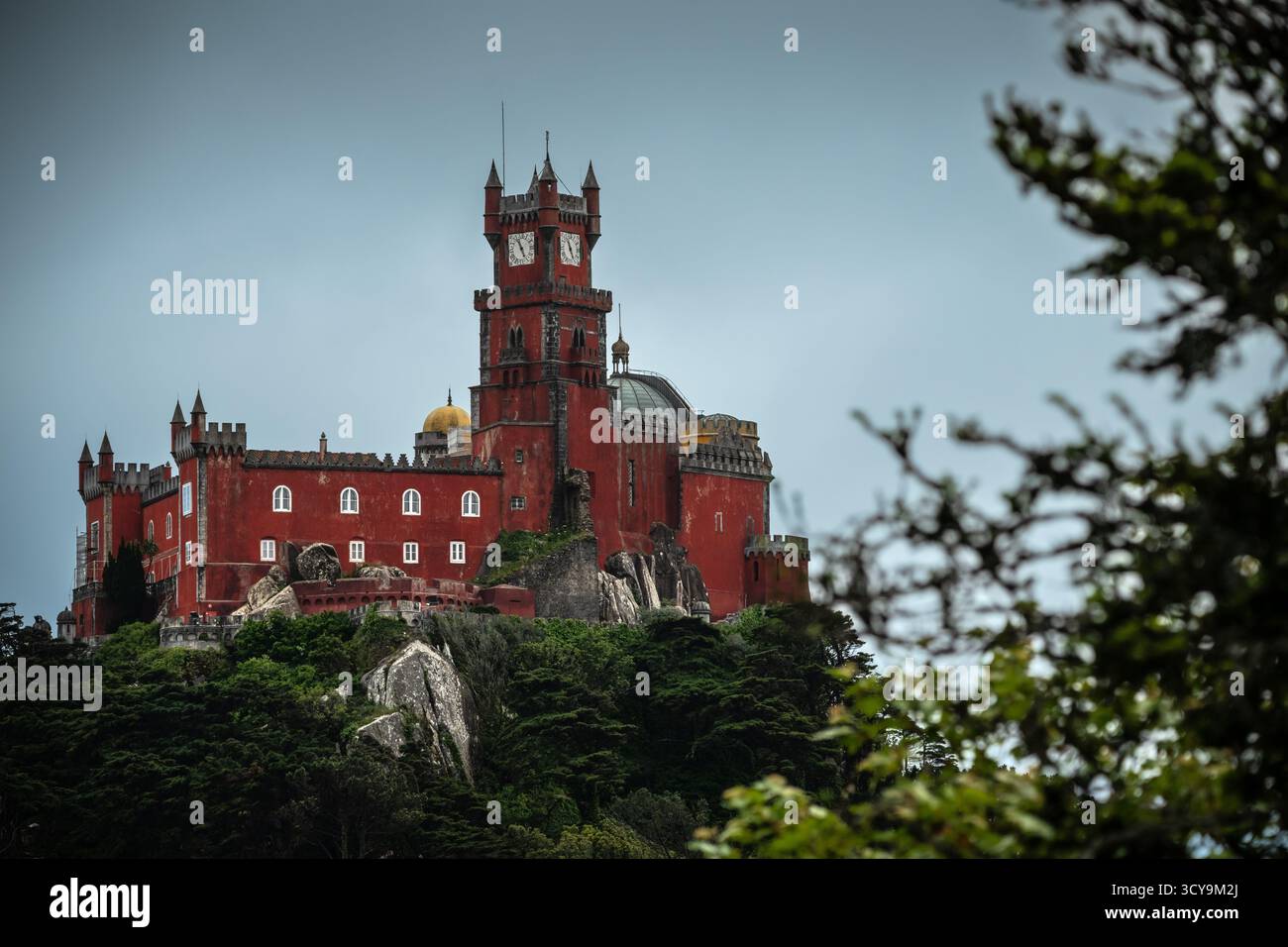 Vista del Palazzo da pena da Castelo dos Mouros sotto il cielo nuvoloso - Sintra, Portogallo Foto Stock