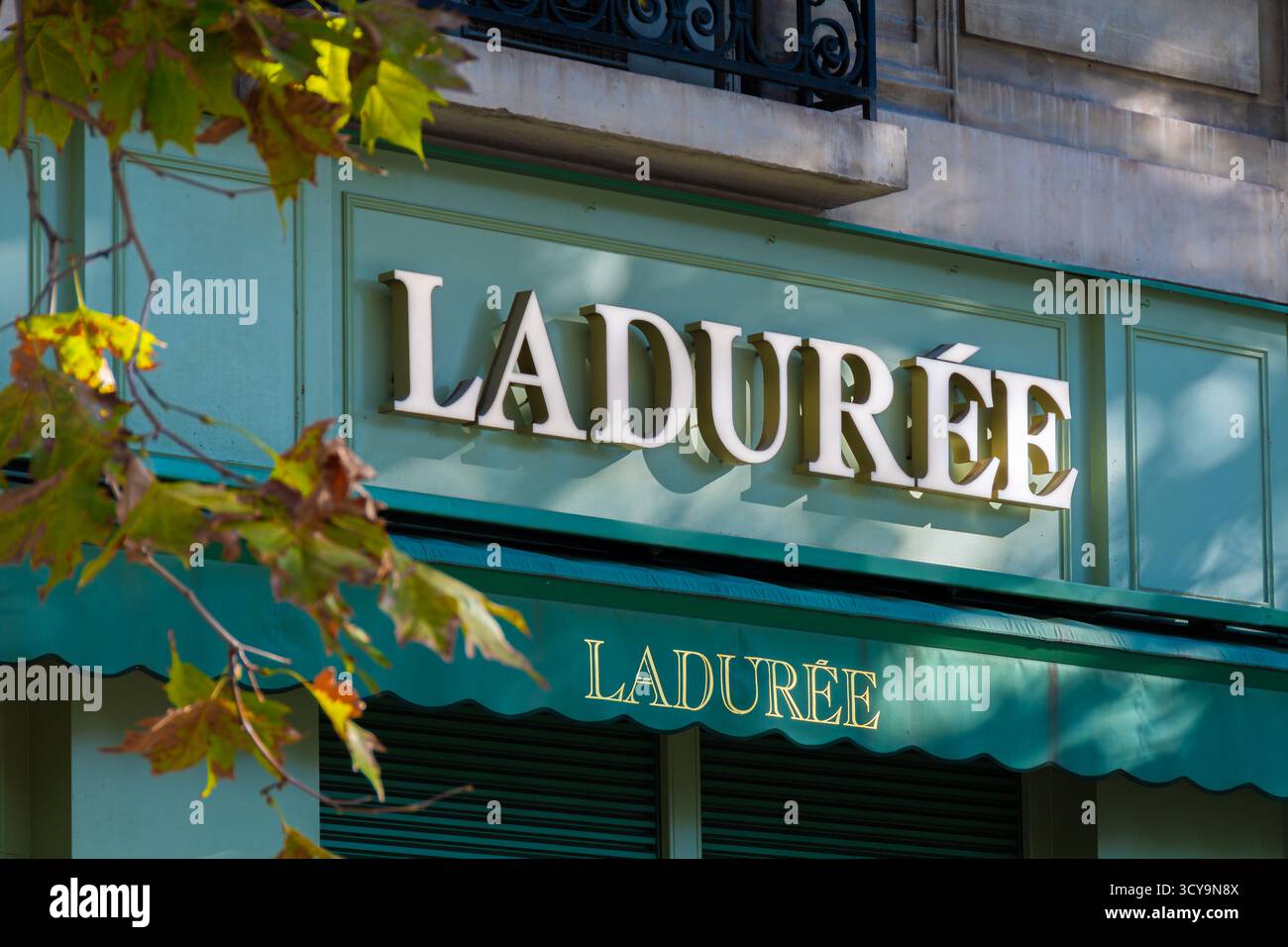 Firma e logo su una boutique Ladurèe. Ladurèe è un'azienda francese fondata a Parigi, in Francia nel 1862, specializzata in pasticceria e famosa per i suoi macaron Foto Stock