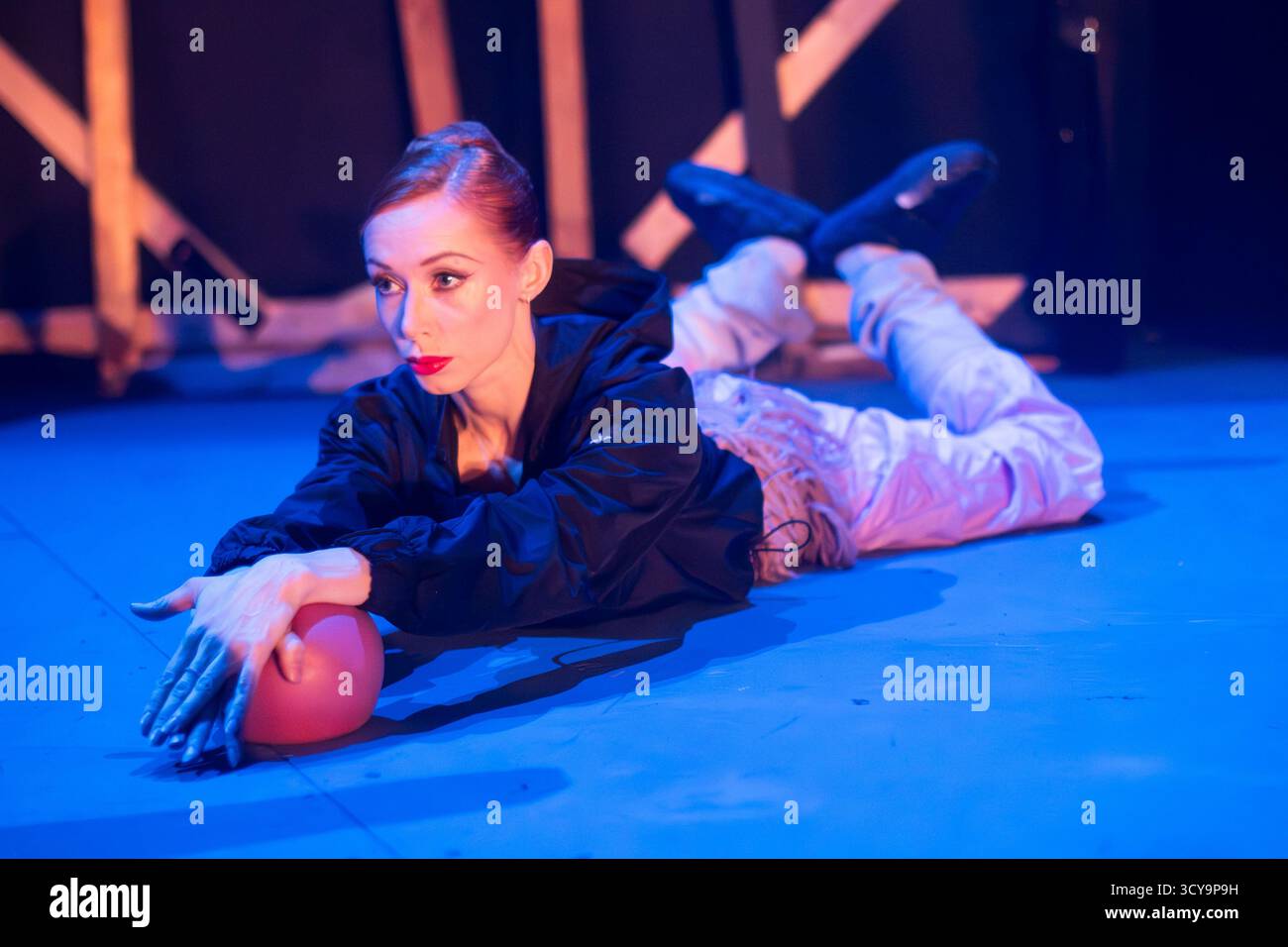 Ballerina Iana Salenko si sta riscaldando prima di una performance Foto Stock