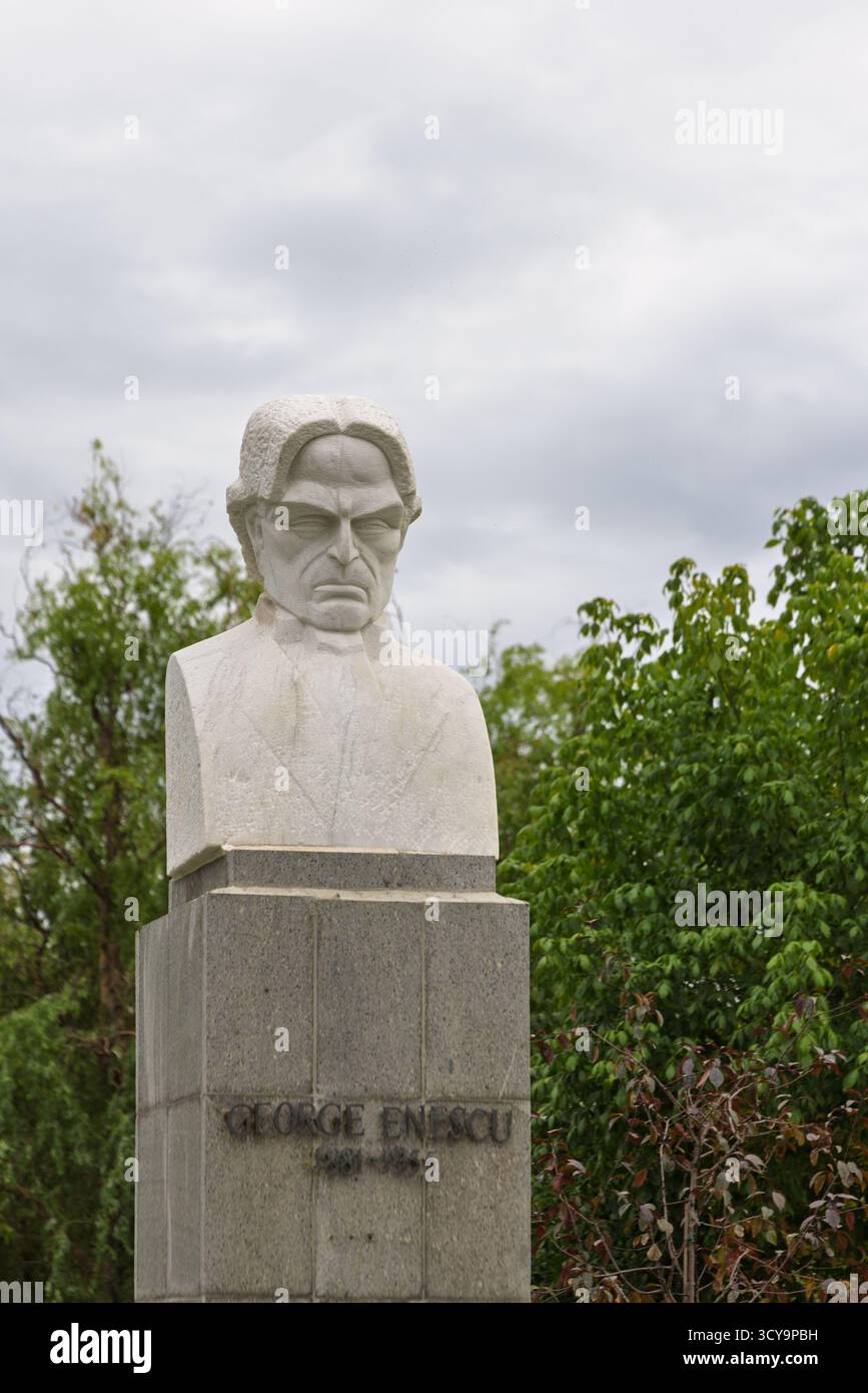 Oradea, Romania - 27 settembre 2025: Statua di George Enescu famoso compositore, violinista, pianista, direttore d'orchestra e insegnante a Oradea in Romania Foto Stock