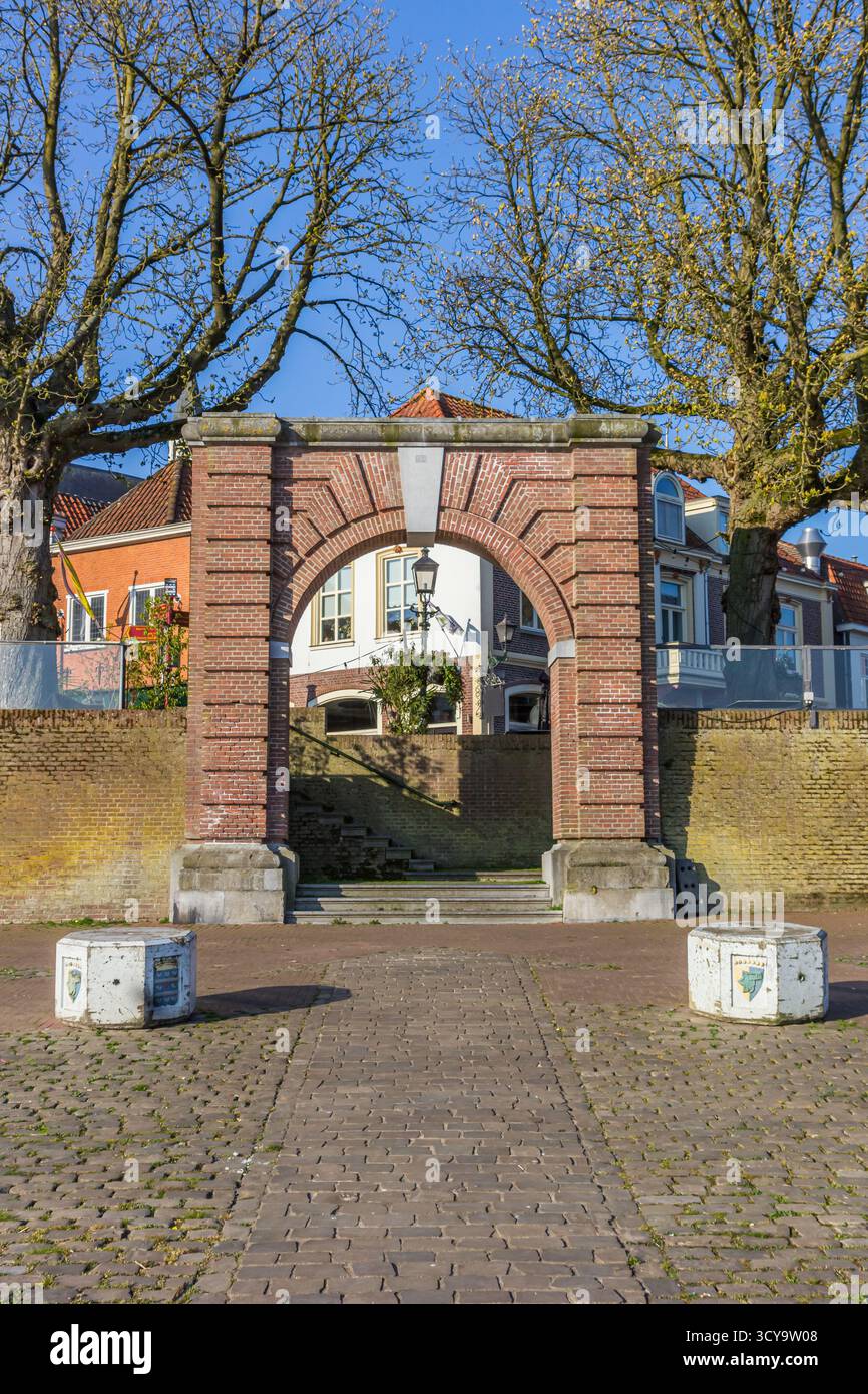 Arco monumentale sulla riva del fiume a grave, Paesi Bassi Foto Stock