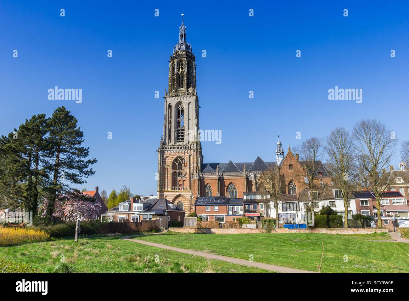 Sentiero e case nella storica chiesa Cunerakerk di Rhenen, Paesi Bassi Foto Stock