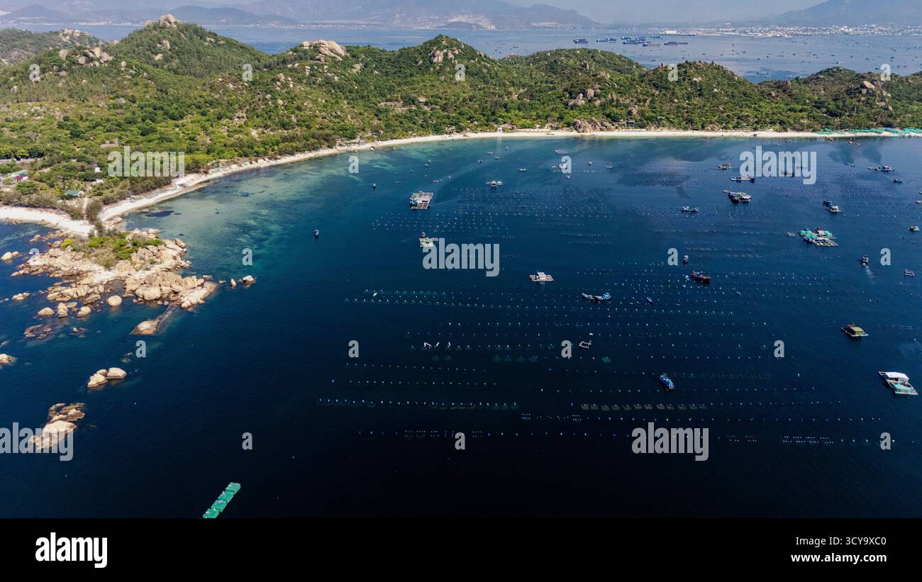 Veduta aerea della baia di acquacoltura e delle barche da pesca, della penisola di Binh Lap, Vietnam Foto Stock