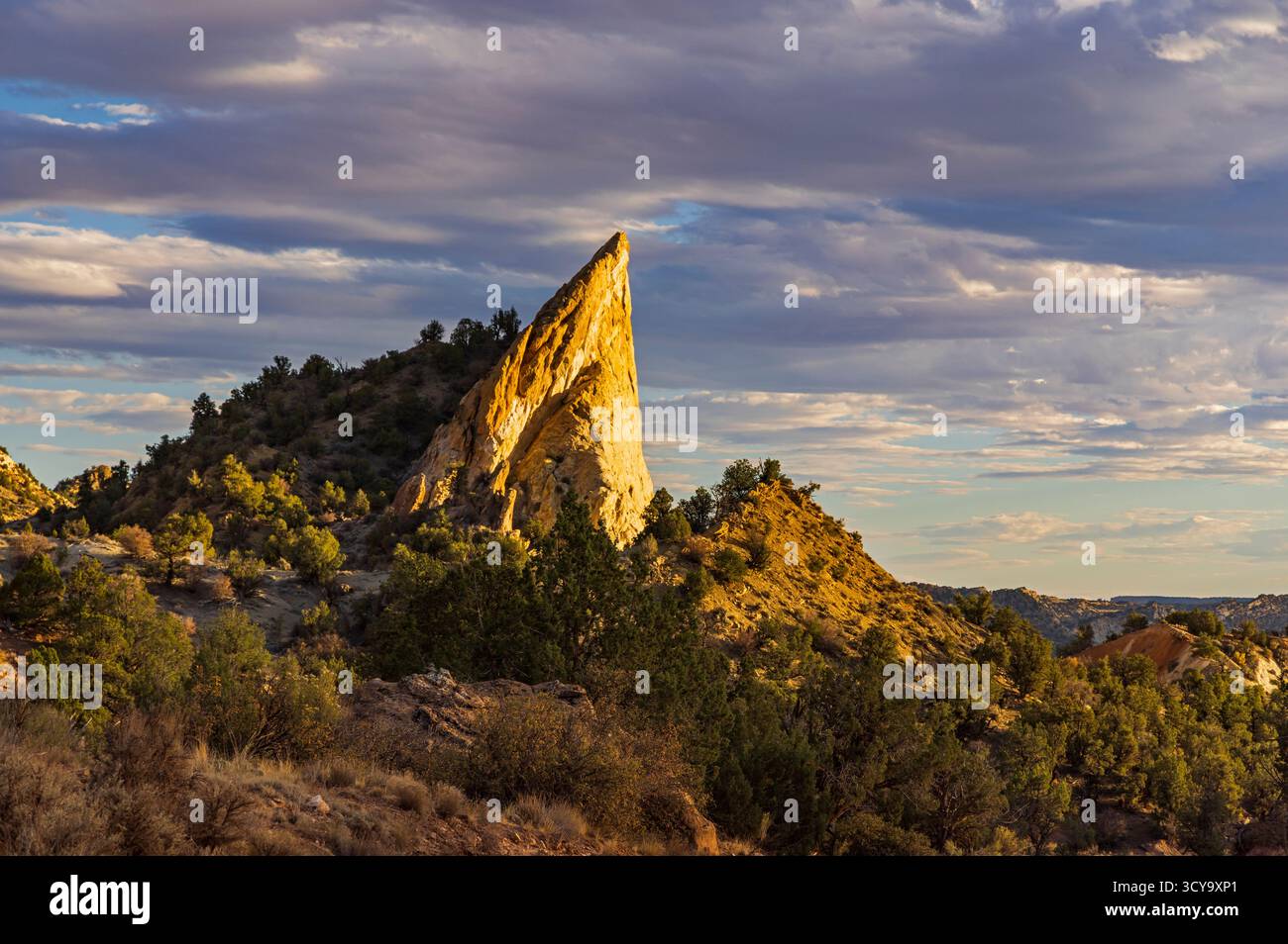 Questa è una vista di un punto di riferimento della roccia appuntita visibile lungo l'estremità settentrionale della Cottonwood Canyon Road nel Grand Staircase-Escalante National Monument, Foto Stock