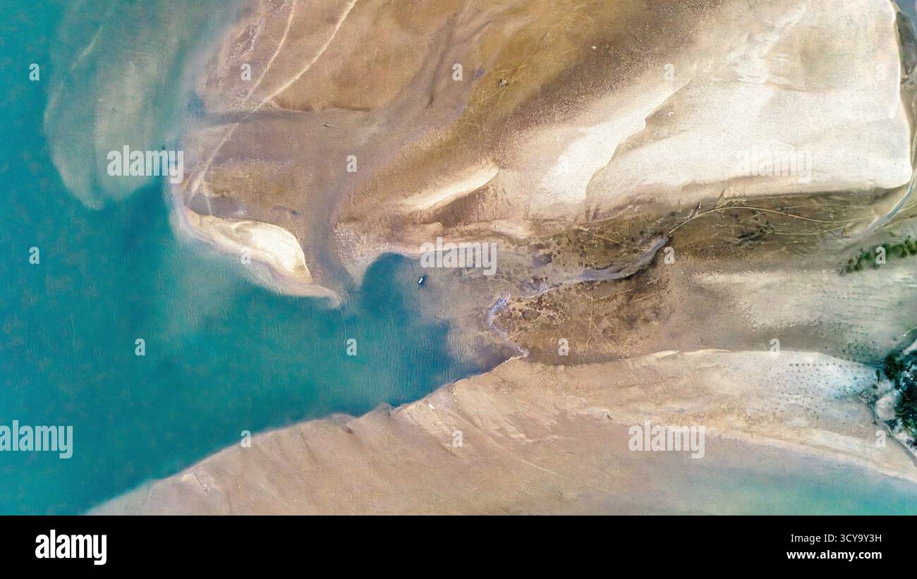 Aerial Abstract of River Delta Sandbanks and Water Patterns, Quang Ngai, Vietnam Foto Stock
