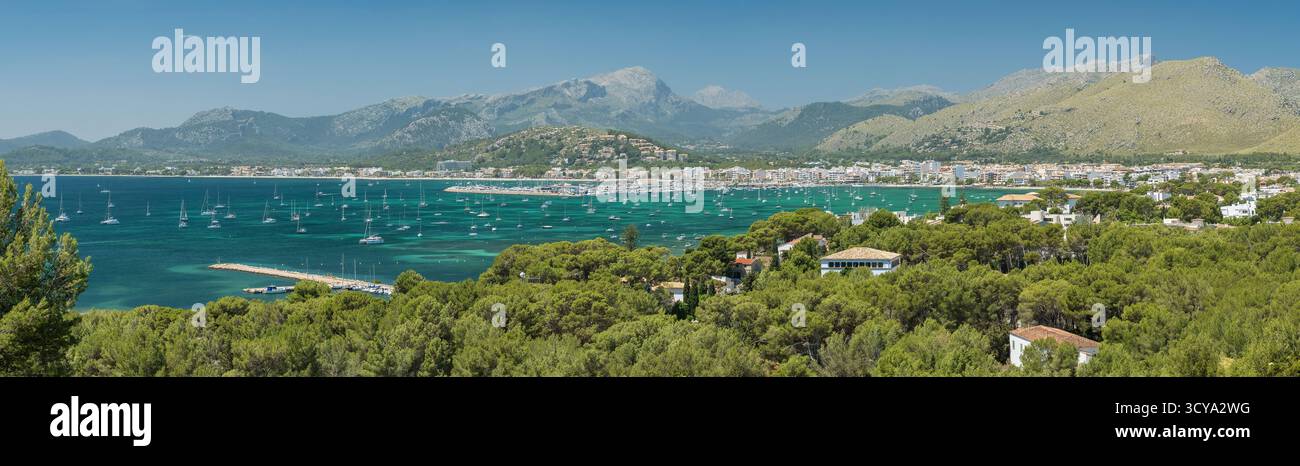 Panorama di Port de Pollenca con barche a vela a Maiorca, Spagna Foto Stock