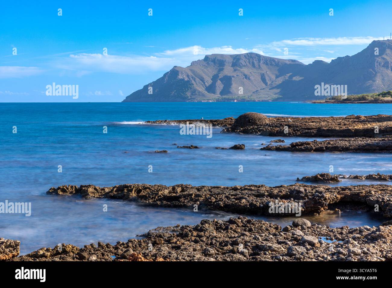 Costa vicino a Colonia de Sant Pere, Baia di Alcudia, Isola di Maiorca, Spagna Foto Stock