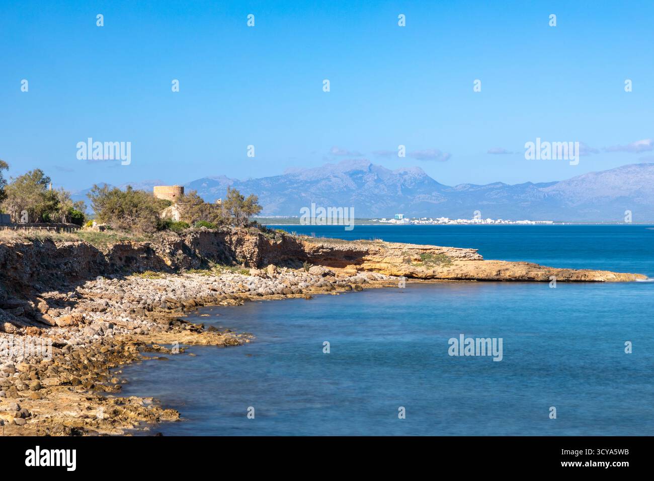 Costa vicino a Colonia de Sant Pere, Baia di Alcudia, Isola di Maiorca, Spagna Foto Stock