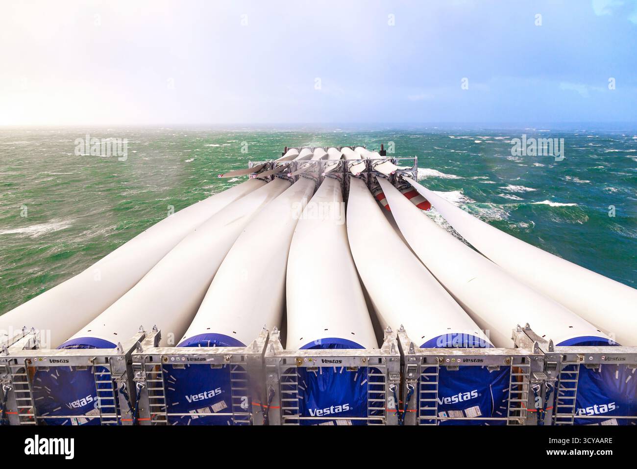 Oceano Atlantico - 10.09.2022 - trasporto di pale per turbine eoliche Vestas attraverso l'oceano su una nave da carico. Foto Stock