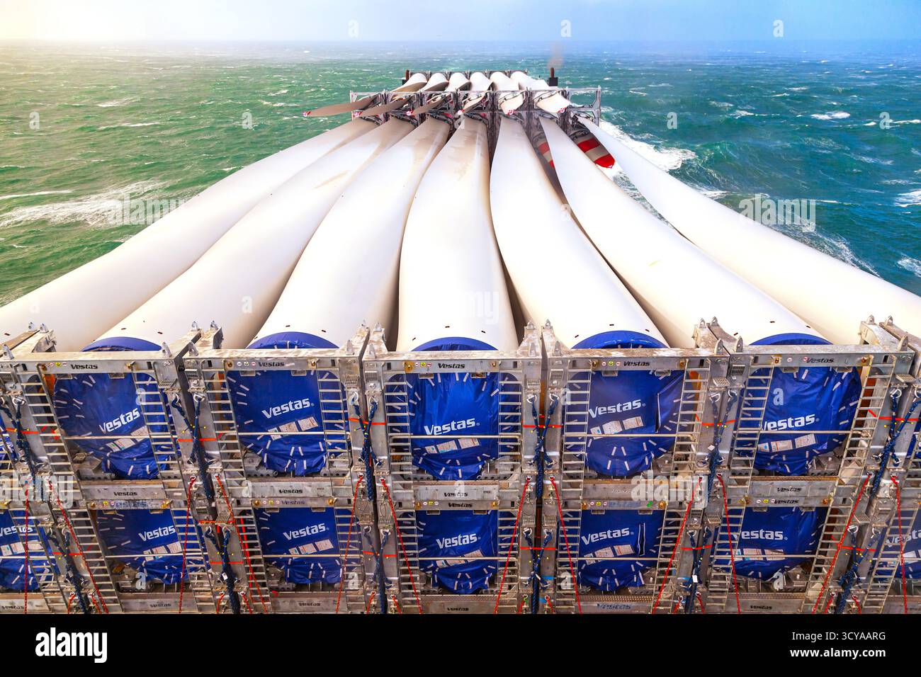 Oceano Atlantico - 10.09.2022 - trasporto di pale per turbine eoliche Vestas attraverso l'oceano su una nave da carico. Foto Stock