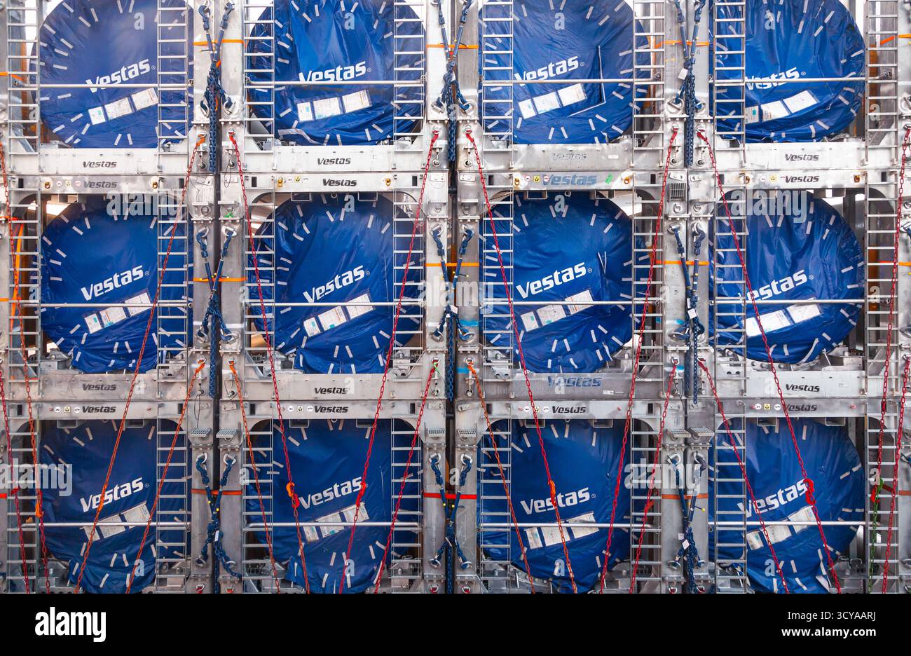 Oceano Atlantico - 10.09.2022 - trasporto di pale per turbine eoliche Vestas attraverso l'oceano su una nave da carico. Foto Stock