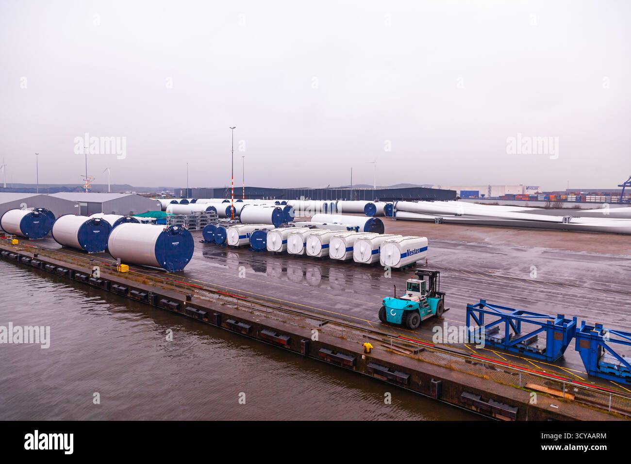 Cuxhaven, Germania - 11.21.2022: Stoccaggio a terra delle pale Vestas per turbine eoliche. Deposito di parti di turbine eoliche. Foto Stock