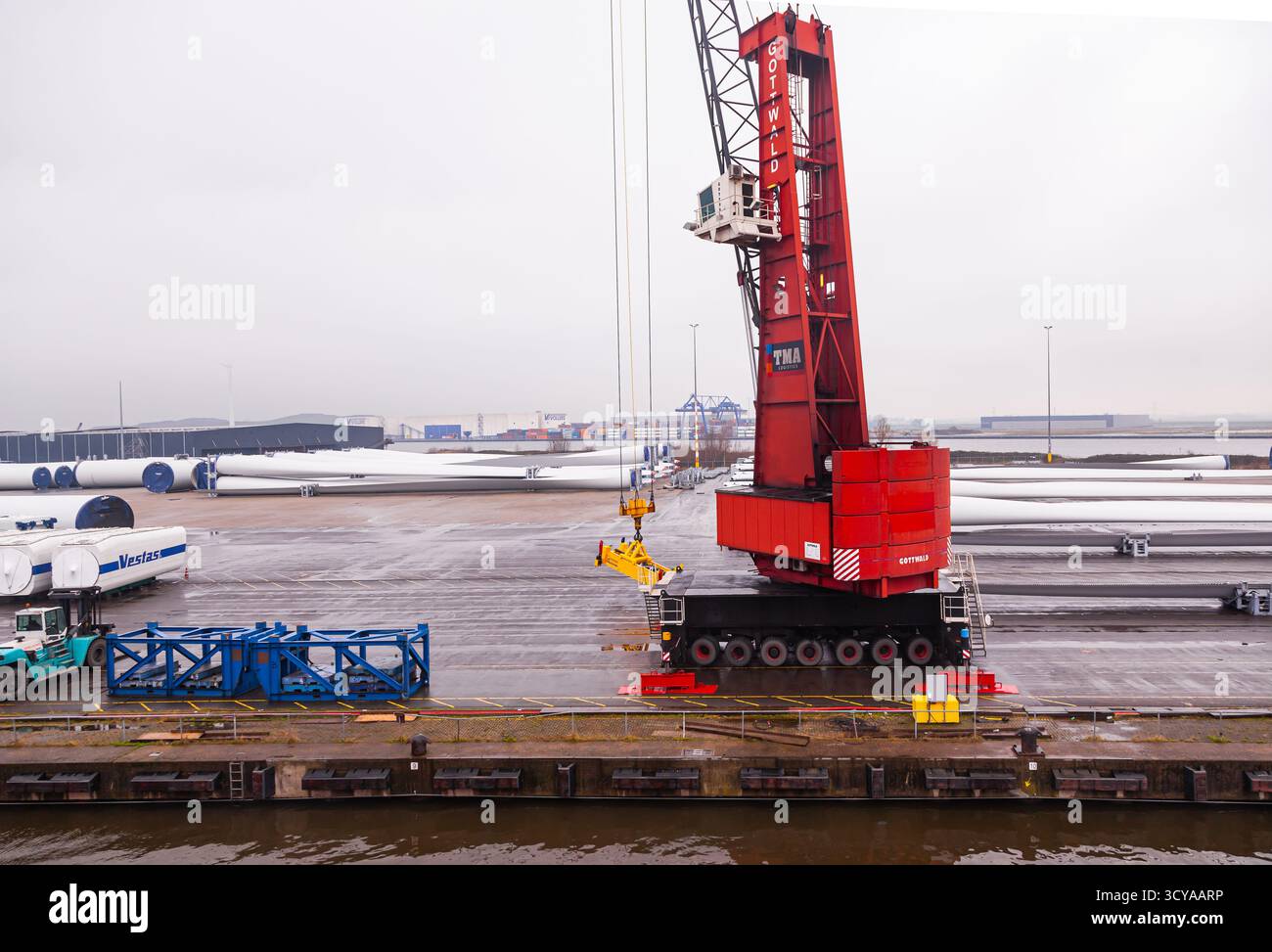 Cuxhaven, Germania - 11.21.2022: Stoccaggio onshore di pale Vestas e parti per turbine eoliche sul territorio di un porto marittimo in Germania. Foto Stock