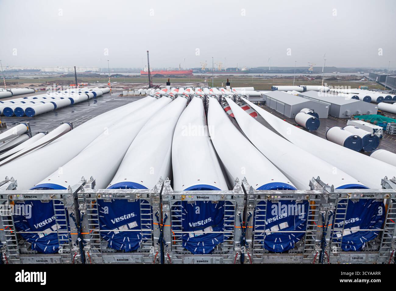 Cuxhaven, Germania - 11.21.2022: Stoccaggio a terra delle pale Vestas per turbine eoliche. Deposito di parti di turbine eoliche. Foto Stock