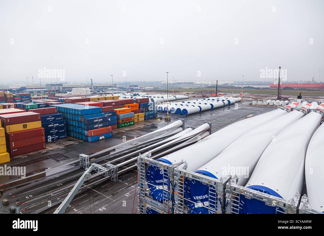Cuxhaven, Germania - 11.21.2022: Scarico di parti delle turbine eoliche Vestas nel porto di Cuxhaven, Germania, da una nave da carico. Foto Stock