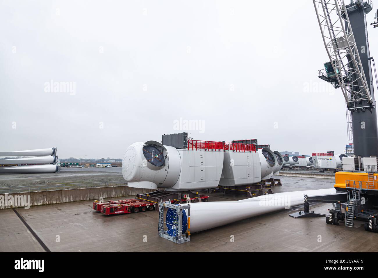 Cuxhaven, Germania - 11.21.,2022: Stoccaggio onshore di pale Vestas e parti per turbine eoliche sul territorio di un porto marittimo in Germania. Foto Stock