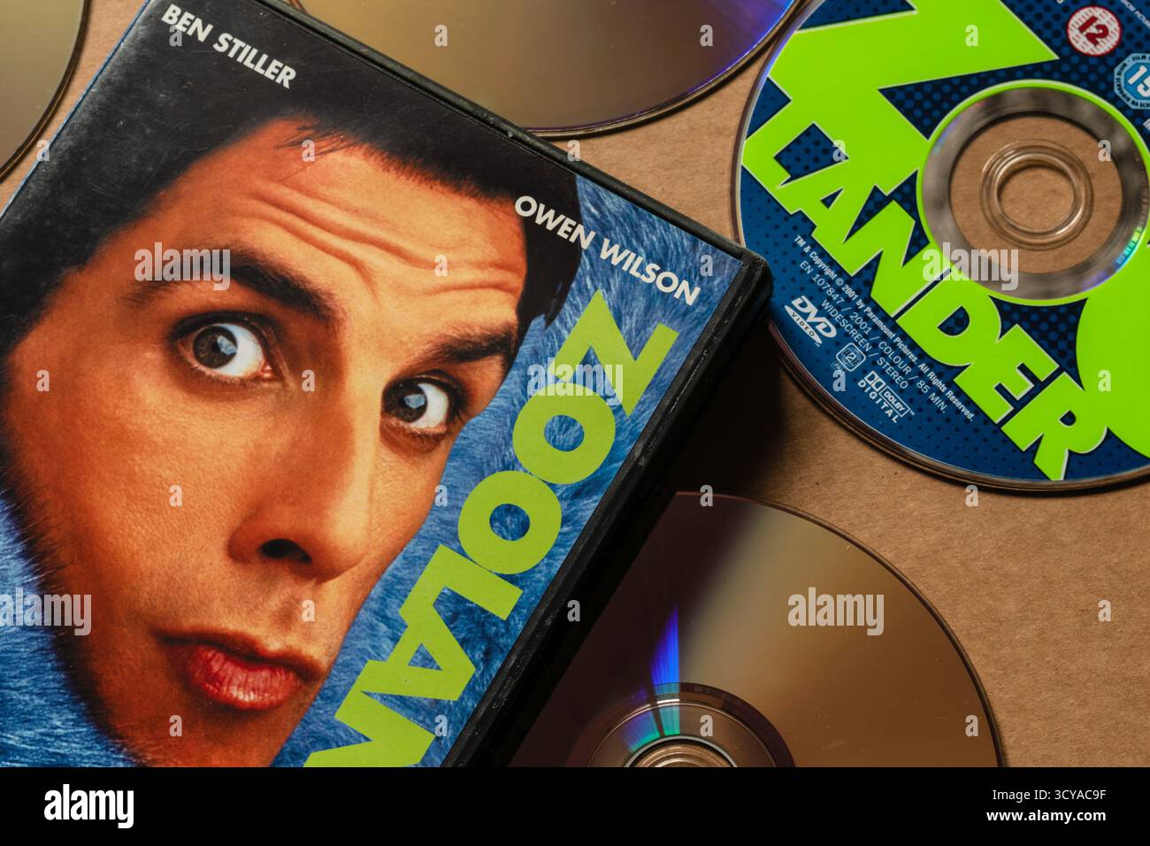 Disco DVD "Zoolander" con copertina con Ben Stiller, isolato su sfondo bianco chiaro Foto Stock