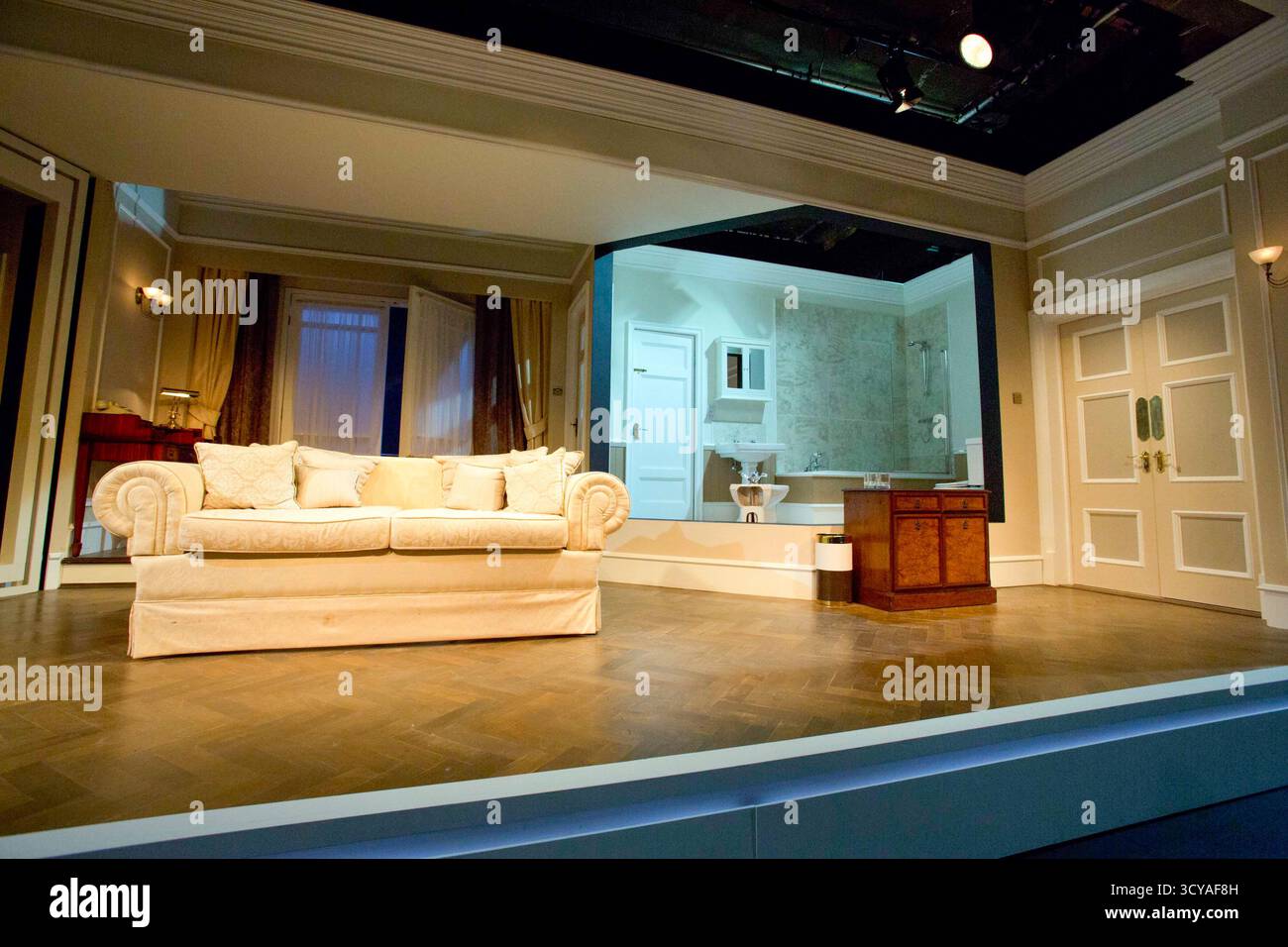 Set design per PORTE COMUNICANTI di Alan Ayckbourn presso la Menier Chocolate Factory, Londra SE1 13/05/2015 design: Richard Kent illuminazione: Jason Taylor regista: Lindsay Posner Foto Stock