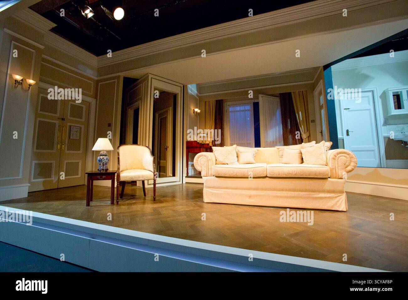 Set design per PORTE COMUNICANTI di Alan Ayckbourn presso la Menier Chocolate Factory, Londra SE1 13/05/2015 design: Richard Kent illuminazione: Jason Taylor regista: Lindsay Posner Foto Stock