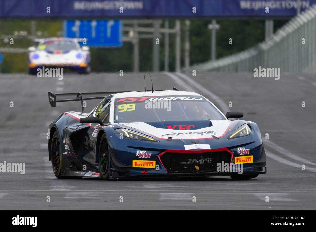 Pechino, Cina. 18 ottobre 2025. Johor Motorsport Racing il principe Jefri Ibrahim della Malesia/Ben Green della Gran Bretagna della JMR gareggiano durante la sessione di qualificazione del GT World Challenge Asia al Beijing Street Circuit di Pechino, area di sviluppo economico-tecnologico (e-Town) di Pechino, Cina, 18 ottobre 2025. Crediti: Zheng Huansong/Xinhua/Alamy Live News Foto Stock