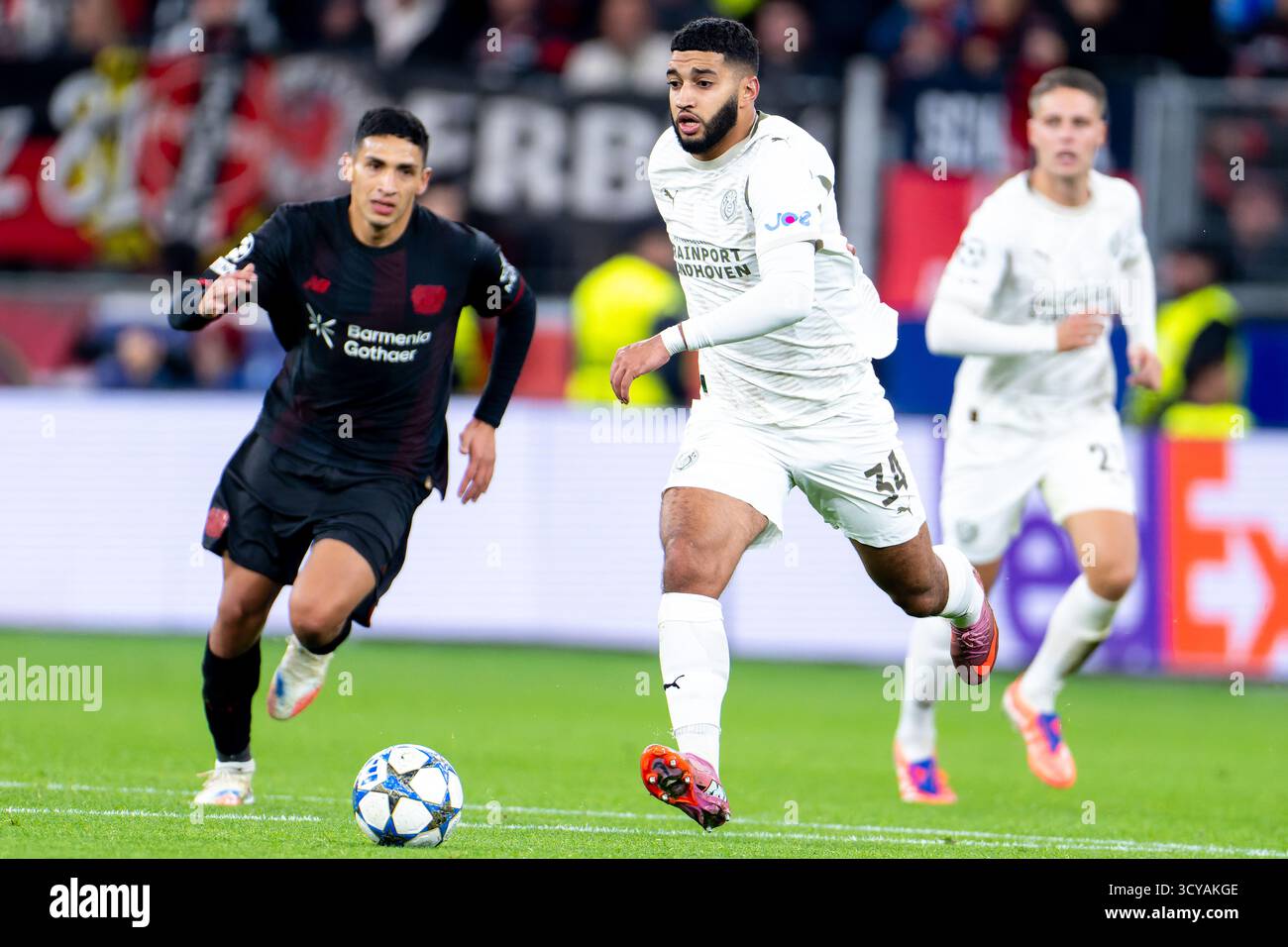 Leverkusen, Germania. 1 ottobre 2025. LEVERKUSEN, GERMANIA - 1 OTTOBRE: Equi Fernandez del Bayer 04 Leverkusen, Ismael Saibari del PSV durante la partita di UEFA Champions League 2025/26 fase MD2 tra Bayer 04 Leverkusen e PSV Eindhoven alla BayArena il 1° ottobre 2025 a Leverkusen, Germania. (Foto di Joris Verwijst/Orange Pictures) credito: Orange Pics BV/Alamy Live News Foto Stock