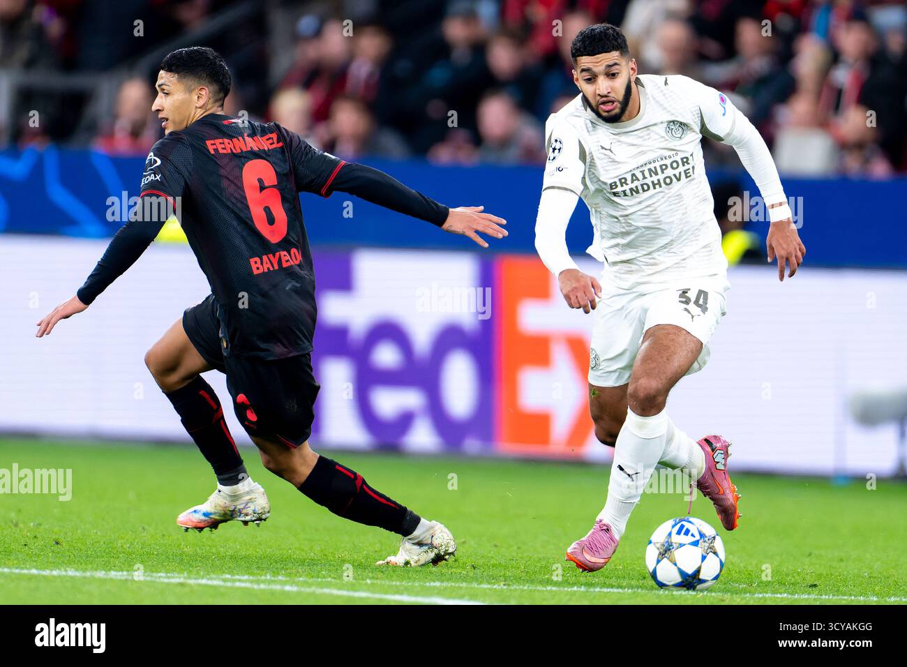 Leverkusen, Germania. 1 ottobre 2025. LEVERKUSEN, GERMANIA - 1 OTTOBRE: Equi Fernandez del Bayer 04 Leverkusen, Ismael Saibari del PSV durante la partita di UEFA Champions League 2025/26 fase MD2 tra Bayer 04 Leverkusen e PSV Eindhoven alla BayArena il 1° ottobre 2025 a Leverkusen, Germania. (Foto di Joris Verwijst/Orange Pictures) credito: Orange Pics BV/Alamy Live News Foto Stock