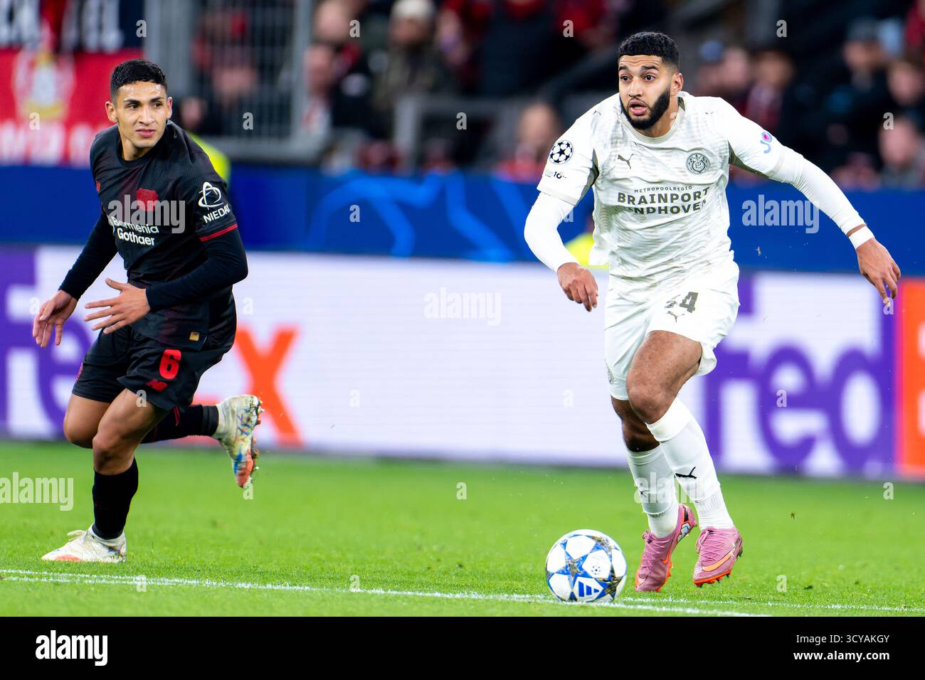 Leverkusen, Germania. 1 ottobre 2025. LEVERKUSEN, GERMANIA - 1 OTTOBRE: Equi Fernandez del Bayer 04 Leverkusen, Ismael Saibari del PSV durante la partita di UEFA Champions League 2025/26 fase MD2 tra Bayer 04 Leverkusen e PSV Eindhoven alla BayArena il 1° ottobre 2025 a Leverkusen, Germania. (Foto di Joris Verwijst/Orange Pictures) credito: Orange Pics BV/Alamy Live News Foto Stock