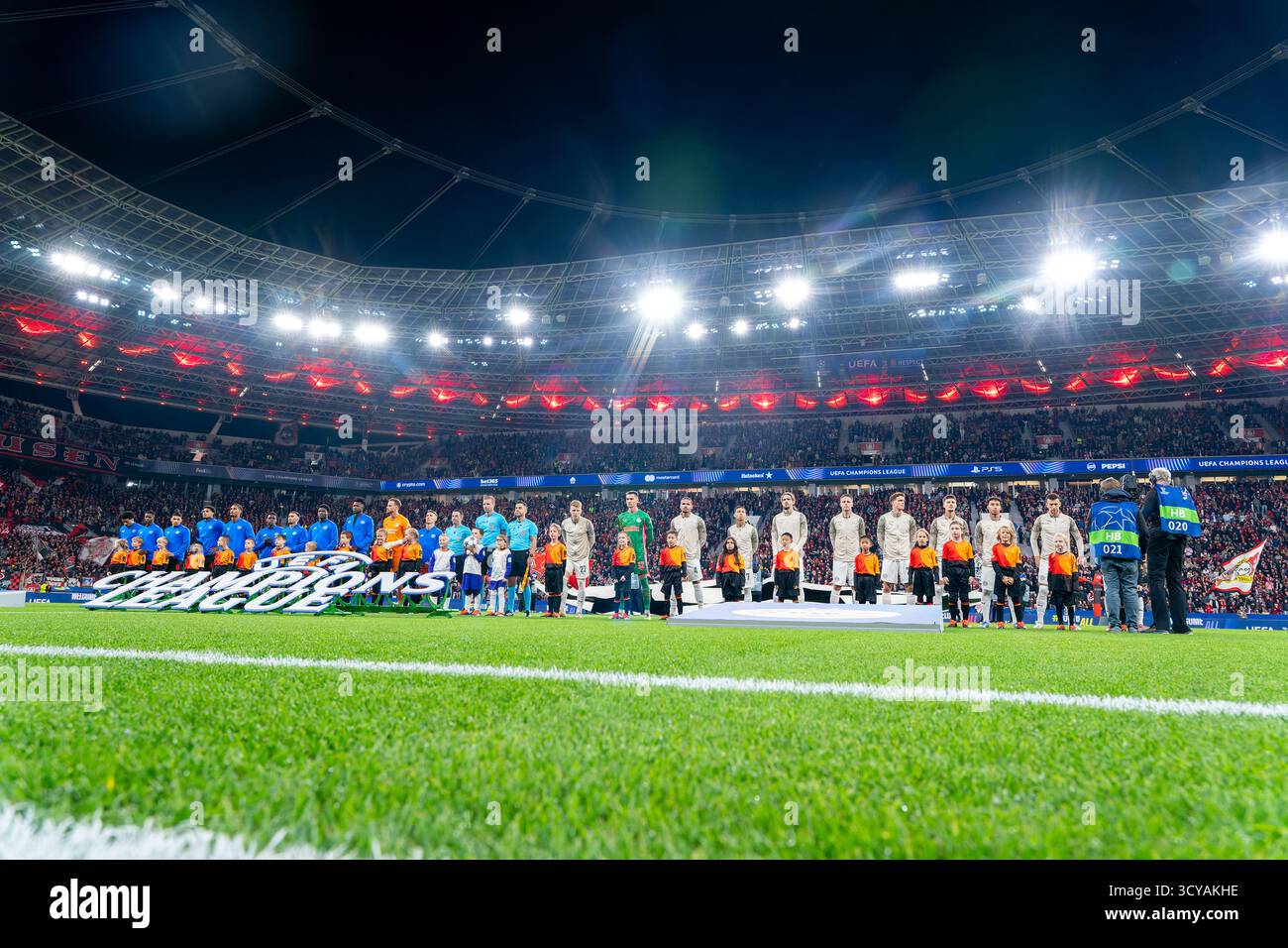 LEVERKUSEN, GERMANIA - 1 OTTOBRE: Mark Flekken di Bayer 04 Leverkusen, Jarell Quansah di Bayer 04 Leverkusen, Loic Bade di Bayer 04 Leverkusen, Equi Fernandez di Bayer 04 Leverkusen, Malik Tillman di Bayer 04 Leverkusen, Edmond Tapsoba di Bayer 04 Leverkusen, Axel Tape di Bayer 04 Leverkusen Yarek Gasiorowski del PSV, Armando Obispo del PSV, Ivan Perisic del PSV, Mauro Junior del PSV, Guus Til of Foto Stock
