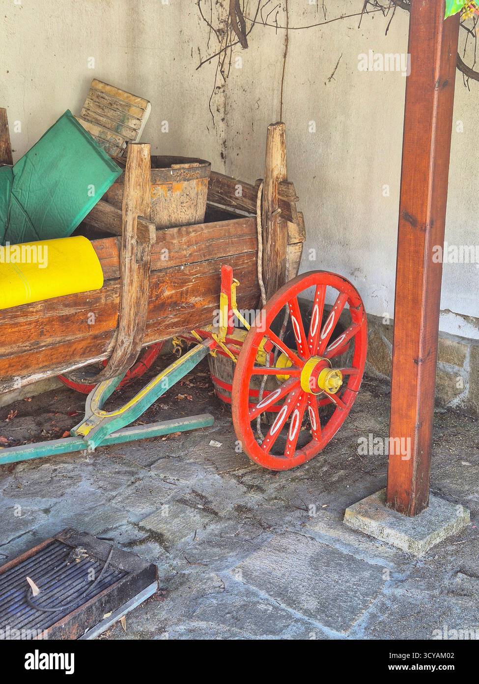 Un soffio del passato: Un vecchio carro di legno come un autentico elemento decorativo in un interno di campagna. - Immagine stock catturata con smartphone
