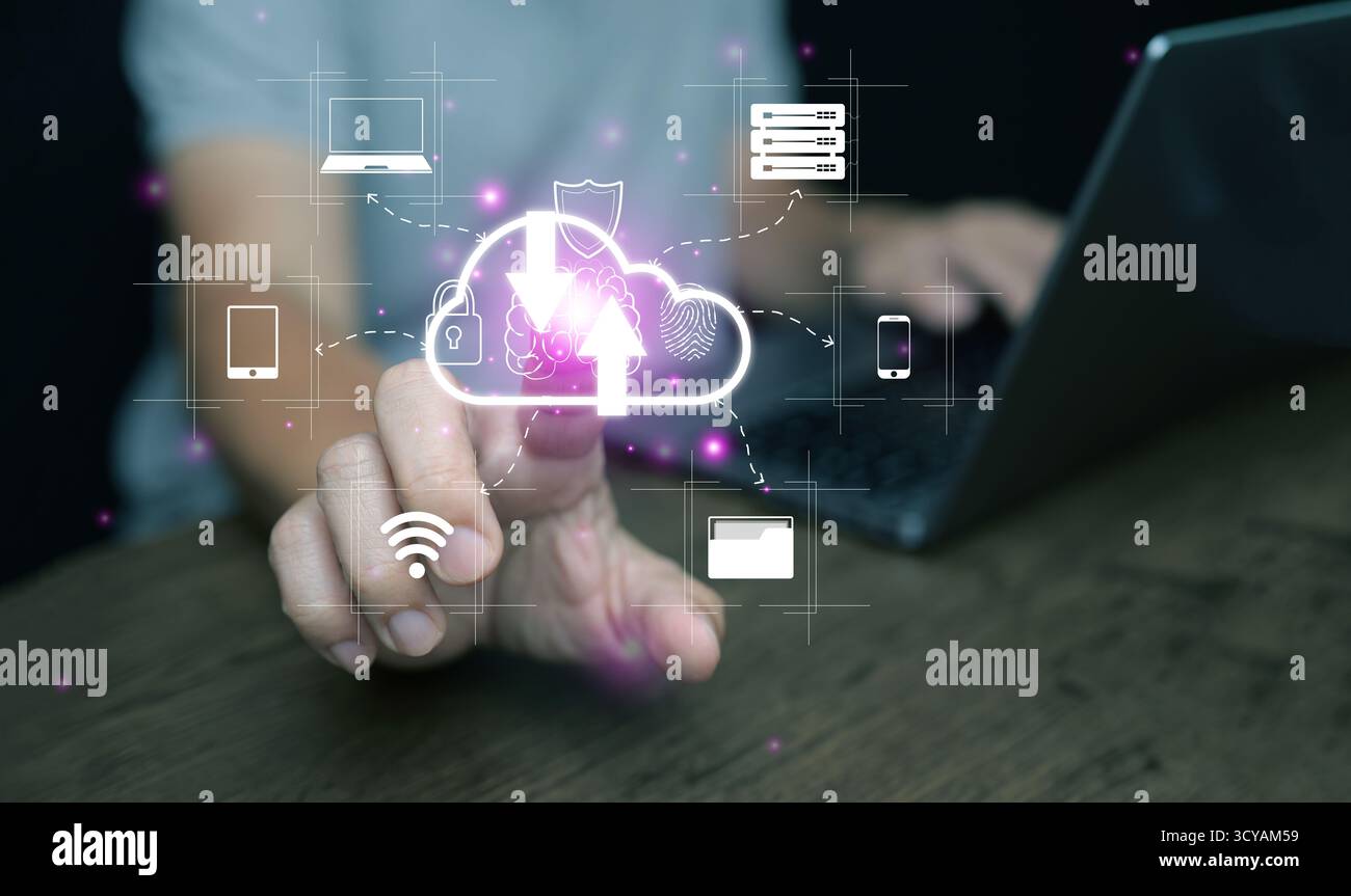 Concetto futuristico di trasferimento dati cloud e sicurezza informatica. Mano che punta all'icona del cloud digitale. Processo di caricamento e download per archiviazione online e m Foto Stock