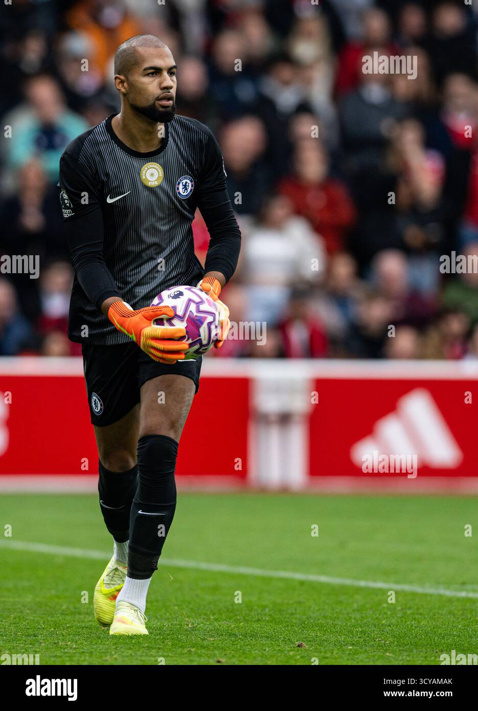 The City Ground, Nottingham, Regno Unito. 18 ottobre 2025. Premier League Football, Nottingham Forest contro Chelsea; Robert Sanchez del Chelsea a proposito del Clear Upfield Credit: Action Plus Sports/Alamy Live News Foto Stock