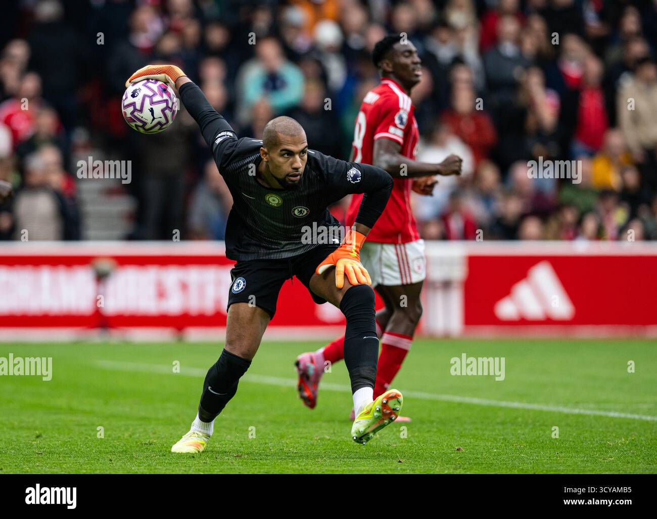 The City Ground, Nottingham, Regno Unito. 18 ottobre 2025. Premier League Football, Nottingham Forest contro Chelsea; Robert Sanchez del Chelsea lancia la palla ai suoi difensori Credit: Action Plus Sports/Alamy Live News Foto Stock