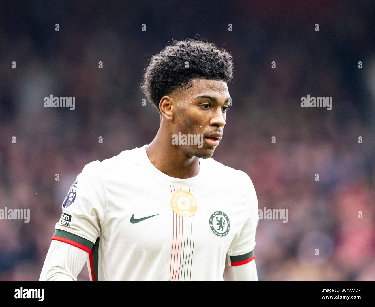 The City Ground, Nottingham, Regno Unito. 18 ottobre 2025. Premier League Football, Nottingham Forest contro Chelsea; Josh Acheampong del Chelsea Credit: Action Plus Sports/Alamy Live News Foto Stock