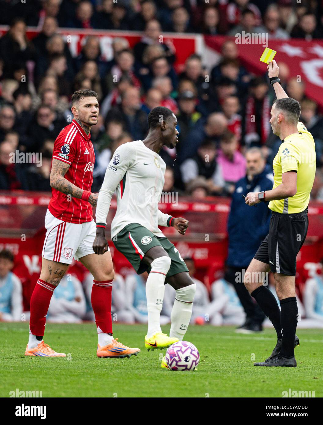 The City Ground, Nottingham, Regno Unito. 18 ottobre 2025. Premier League Football, Nottingham Forest contro Chelsea; l'arbitro Chris Kavanagh rilascia un cartellino giallo a Morato of Nottingham Forest Credit: Action Plus Sports/Alamy Live News Foto Stock