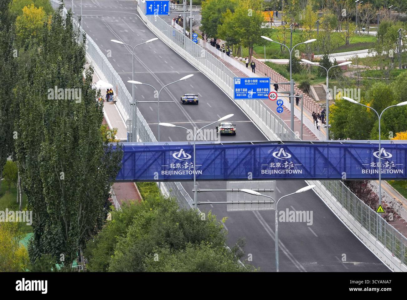 Pechino, Cina. 18 ottobre 2025. Le vetture sono state viste durante la sessione di qualificazione del GT World Challenge Asia al Beijing Street Circuit di Pechino nell'area di sviluppo economico-tecnologico (e-Town) di Pechino, Cina, 18 ottobre 2025. Crediti: Ju Huanzong/Xinhua/Alamy Live News Foto Stock
