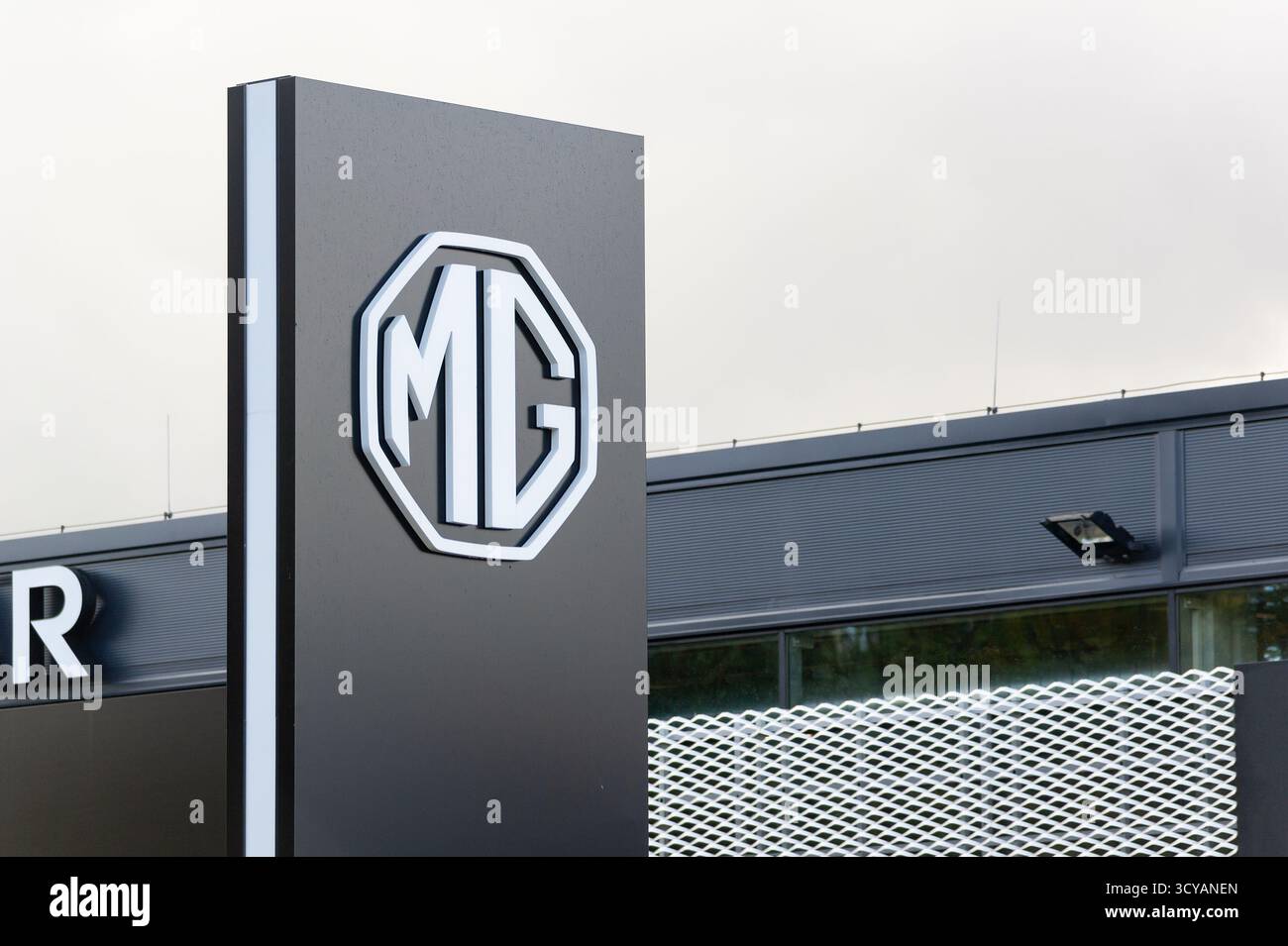 Ostrava, Cechia - 18 ottobre 2025: Banner dell'azienda cinese MG Motor presso la concessionaria Foto Stock
