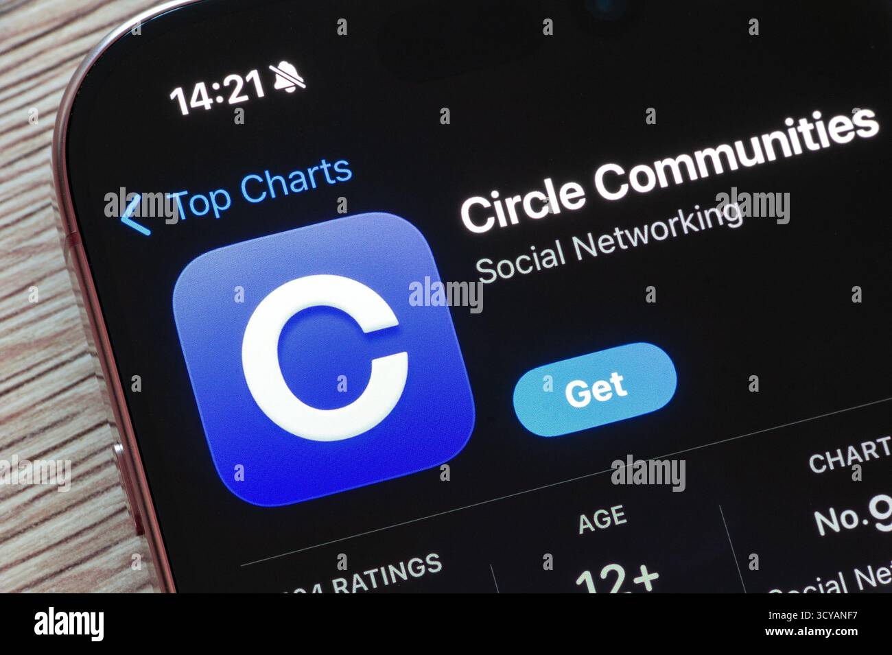 Ostrava, Cechia - 23 novembre 2024: App store Apple con applicazione mobile di rete Circle Communities Foto Stock