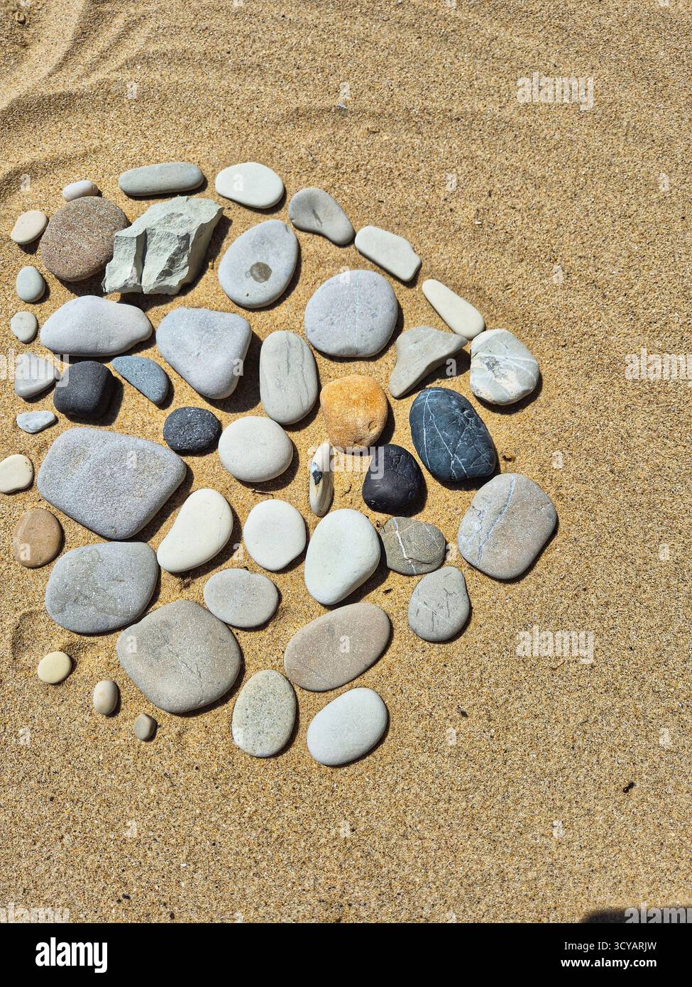 Grandi Ciottoli Sulla Spiaggia, Con Una Luce Del Sole Rosso Immagine Stock - Immagine di nessuno