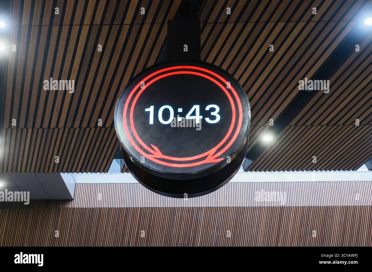 Londra, Regno Unito. 16 ottobre 2025. Network Rail lancia il primo orologio nazionale della ferrovia da oltre 50 anni, alla stazione di London Bridge. L'orologio ferroviario è stato progettato per fornire un orologio facile da leggere e accessibile per i passeggeri in movimento, oltre a fornire un luogo in cui incontrarsi e aiutare a navigare nelle stazioni affollate. Creato come orologio fisico di 1,8 m al London Bridge, apparirà anche in formato digitale sulle schede di partenza in tutta la rete. Foto Stock