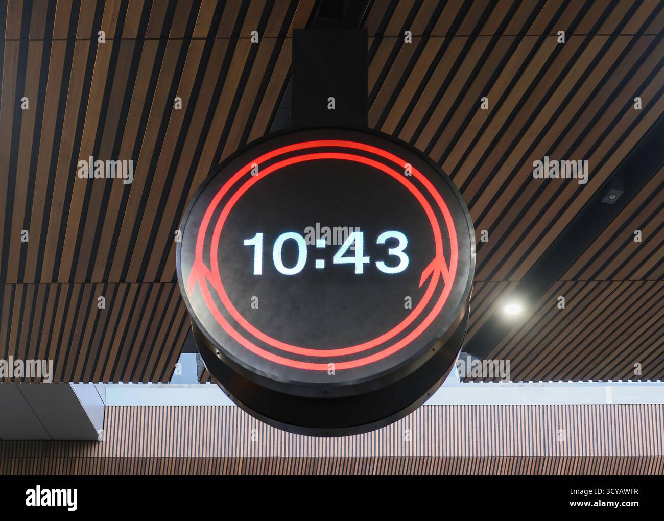 Londra, Regno Unito. 16 ottobre 2025. Network Rail lancia il primo orologio nazionale della ferrovia da oltre 50 anni, alla stazione di London Bridge. L'orologio ferroviario è stato progettato per fornire un orologio facile da leggere e accessibile per i passeggeri in movimento, oltre a fornire un luogo in cui incontrarsi e aiutare a navigare nelle stazioni affollate. Creato come orologio fisico di 1,8 m al London Bridge, apparirà anche in formato digitale sulle schede di partenza in tutta la rete. Foto Stock