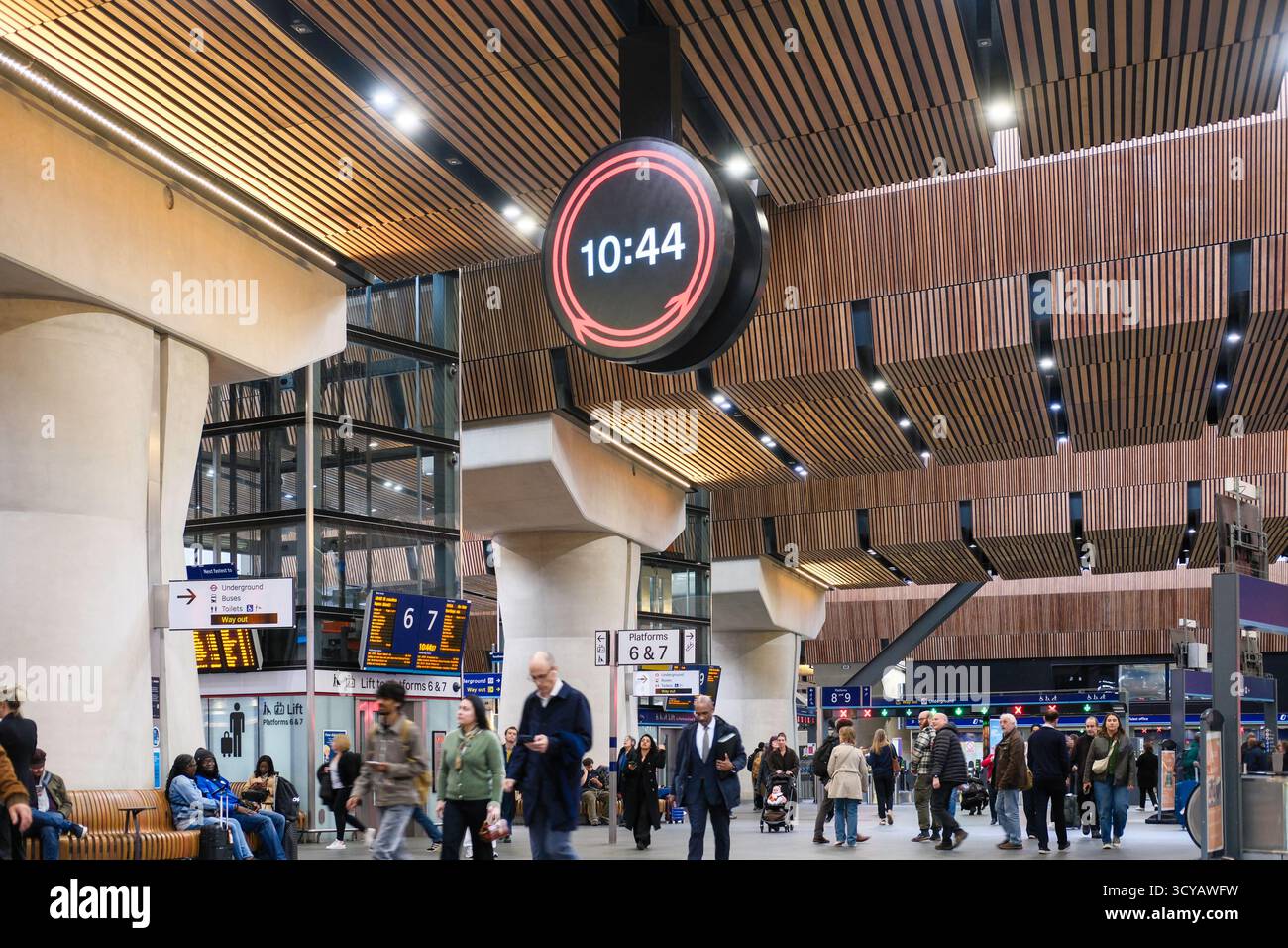 Londra, Regno Unito. 16 ottobre 2025. Network Rail lancia il primo orologio nazionale della ferrovia da oltre 50 anni, alla stazione di London Bridge. L'orologio ferroviario è stato progettato per fornire un orologio facile da leggere e accessibile per i passeggeri in movimento, oltre a fornire un luogo in cui incontrarsi e aiutare a navigare nelle stazioni affollate. Creato come orologio fisico di 1,8 m al London Bridge, apparirà anche in formato digitale sulle schede di partenza in tutta la rete. Foto Stock