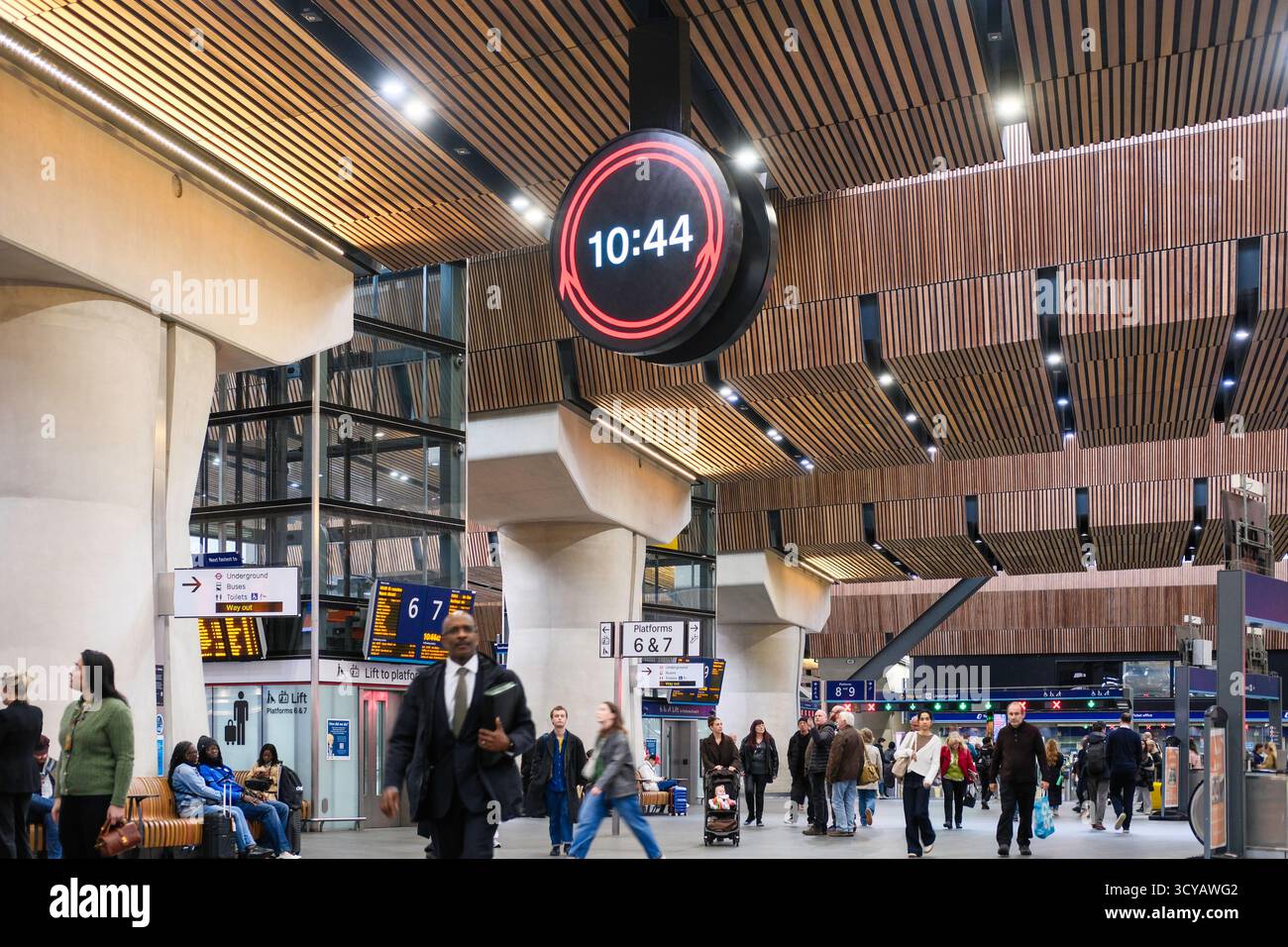 Londra, Regno Unito. 16 ottobre 2025. Network Rail lancia il primo orologio nazionale della ferrovia da oltre 50 anni, alla stazione di London Bridge. L'orologio ferroviario è stato progettato per fornire un orologio facile da leggere e accessibile per i passeggeri in movimento, oltre a fornire un luogo in cui incontrarsi e aiutare a navigare nelle stazioni affollate. Creato come orologio fisico di 1,8 m al London Bridge, apparirà anche in formato digitale sulle schede di partenza in tutta la rete. Foto Stock