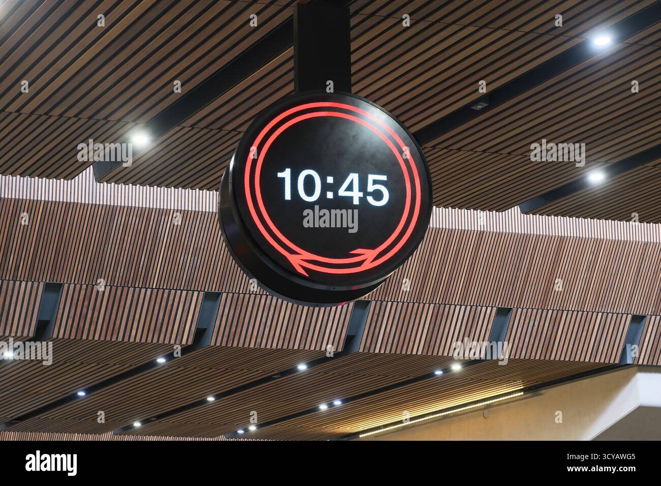 Londra, Regno Unito. 16 ottobre 2025. Network Rail lancia il primo orologio nazionale della ferrovia da oltre 50 anni, alla stazione di London Bridge. L'orologio ferroviario è stato progettato per fornire un orologio facile da leggere e accessibile per i passeggeri in movimento, oltre a fornire un luogo in cui incontrarsi e aiutare a navigare nelle stazioni affollate. Creato come orologio fisico di 1,8 m al London Bridge, apparirà anche in formato digitale sulle schede di partenza in tutta la rete. Foto Stock