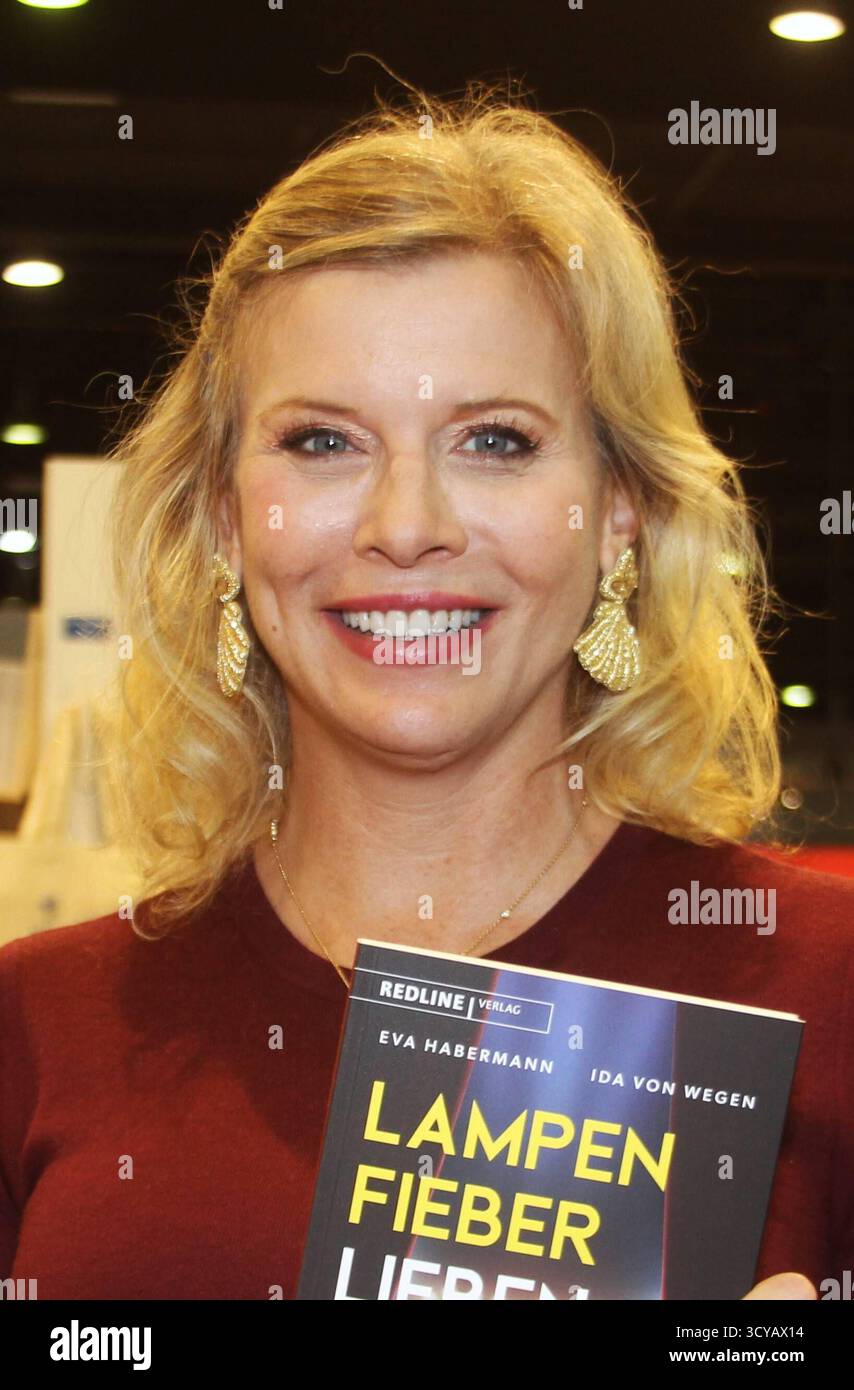 Prenota Fiera Francoforte sul meno. Frankfurter Buchmesse 2025. Eva Habermann, Buchtitel - Lampenfieber lieben lernen *** Fiera del Libro Francoforte sul meno Fiera del Libro di Francoforte 2025 Eva Habermann, titolo del libro imparare ad amare il palco spavento Foto Stock