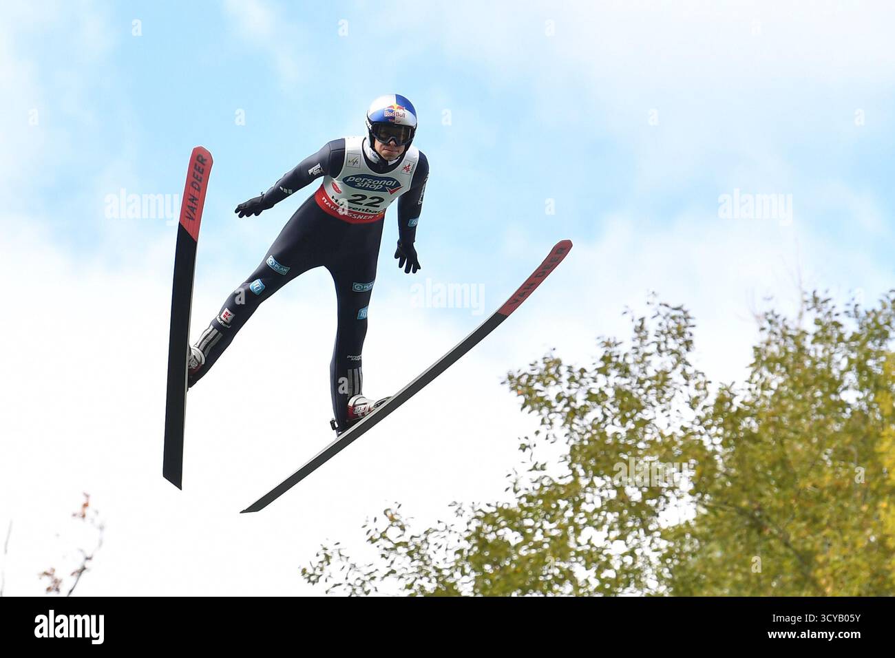 Eferding, Austria. 18 ottobre 2025. EFERDING, AUSTRIA - 18 OTTOBRE: La Germania Andreas Wellinger partecipa alla HS 90 femminile alla Viessmann FIS Ski Jumping World Cup Hinzenbach a energie AG Skisprungarena il 18 ottobre 2025 a Eferding, Austria 251018_SEPA_24_084 - 20251018_PD4154 credito: APA-PictureDesk/Alamy Live News Foto Stock